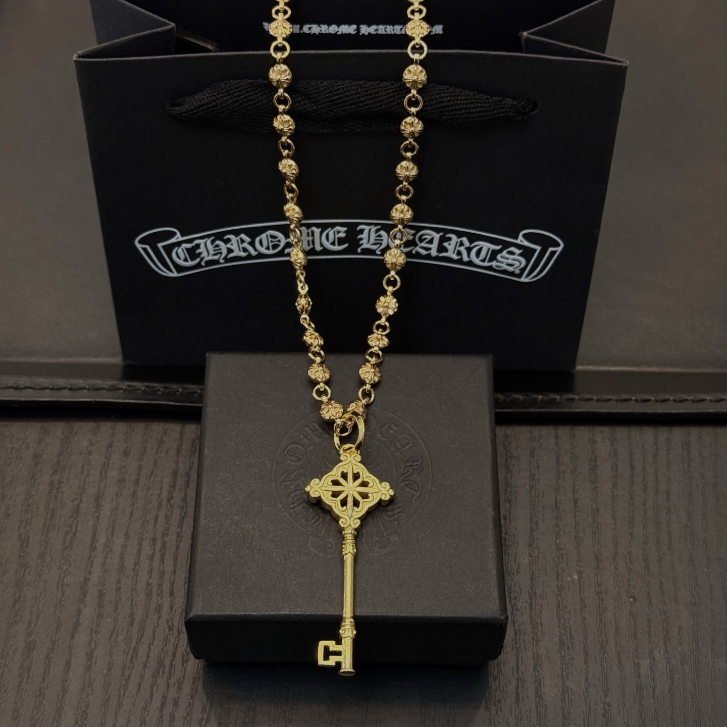NO:688222,New [Counter Quality] Chrome Hearts Gold Color Classic Retro Cross Flower Ball Necklace Key Pendant Concave and Concave Shape Different Pattern Design Styles Present a Distinctive Cross The Scout Flower is Chrome Hearts’ symbol, so it is more durable. Genuine pattern-printed Chrome Hearts distinguishes the ordinary light version in the market. Match the version and standard quality. Look at the printing details. The degree of retro ash oxidation. Seiko version!  !  !  Purely handmade ~ Authentic open mold fashion essentials. Can be worn by both men and women. Same style for couples. Official website original. Rock punk Thai silver style. Retro elements. Trendy and versatile!  , jewelry boutique, chrome hearts, chrome hearts, necklace, gold19860909新款【专柜品质】Chrome Hearts克罗心黄金色经典复古十字花球项链 钥匙吊坠 凹凸造型不同的花纹设计风格 呈现出与众不同 十字架 童军花是克罗心的志 所以更经久不衰 正品打版Chrome Hearts克罗心 区别市场普通轻版 对版对标品质 看字印细节 复古做旧灰氧程度.精工版本！！！ 纯手工打造 ～正品开模潮流时尚必备 男女均可佩戴 情侣同款 官网原版 摇滚朋克泰银风格 复古元素 潮流百搭！,饰品精品,chrome hearts,chrome hearts,necklace,gold,Jewelry