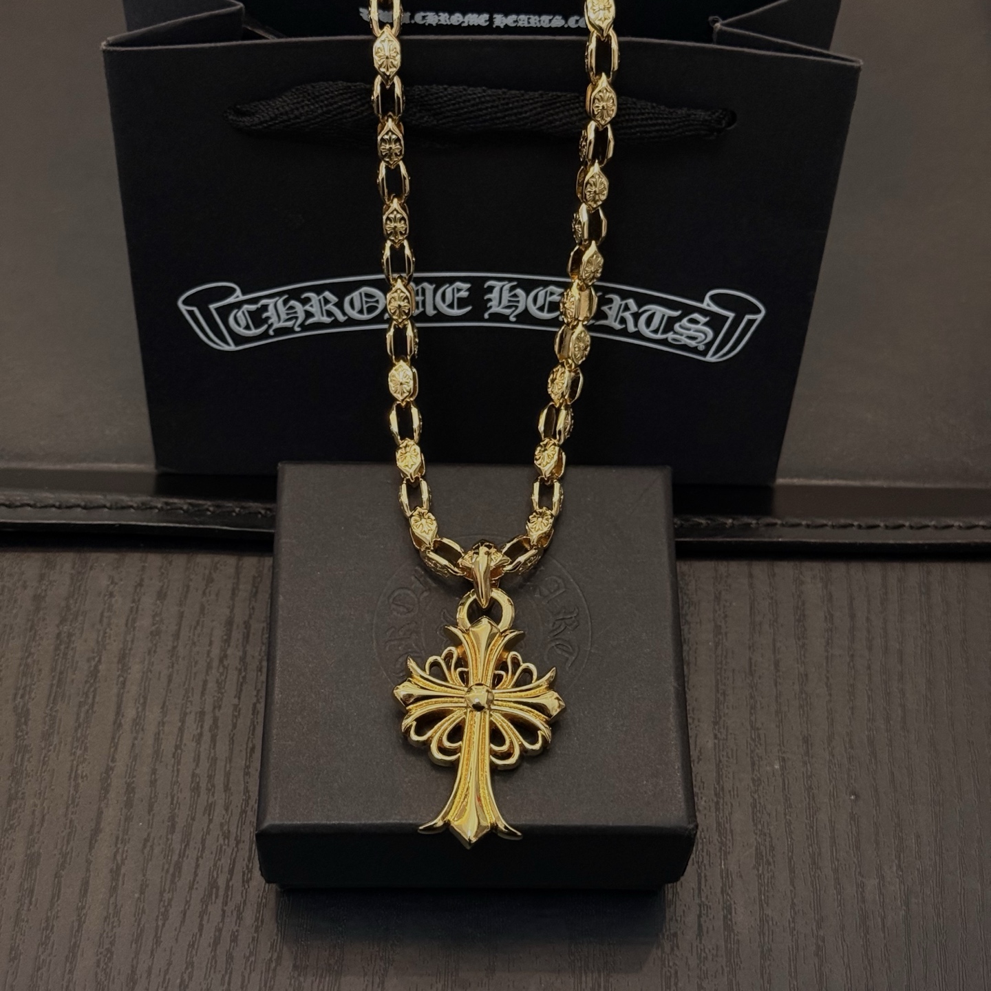 NO:704727,New [Counter Quality] Chrome Hearts Classic Retro Cross Thick Buckle Necklace Cross Flower Pendant Concave and Concave Shape Different Pattern Design Styles Show a Distinctive Cross and Scout Flower are Chrome Hearts’ Emblem, So They Are More Enduring Genuine Patterned Chrome Hearts Differentiate from Ordinary Light Versions in the Market Match the Standard Quality Look at the Printing Details The Vintage Old Gray Oxygen Level. Seiko Version!  !  !  Purely handmade ~ Authentic open mold fashion essentials. Can be worn by both men and women. Same style for couples. Official website original. Rock punk Thai silver style. Retro elements. Trendy and versatile!  , jewelry boutique, chrome hearts, chrome hearts, necklace19860909新款【专柜品质】Chrome Hearts克罗心经典复古十字架粗扣项链 十字花吊坠 凹凸造型不同的花纹设计风格 呈现出与众不同 十字架 童军花是克罗心的志 所以更经久不衰 正品打版Chrome Hearts克罗心 区别市场普通轻版 对版对标品质 看字印细节 复古做旧灰氧程度.精工版本！！！ 纯手工打造 ～正品开模潮流时尚必备 男女均可佩戴 情侣同款 官网原版 摇滚朋克泰银风格 复古元素 潮流百搭！,饰品精品,chrome hearts,chrome hearts,necklace,Jewelry