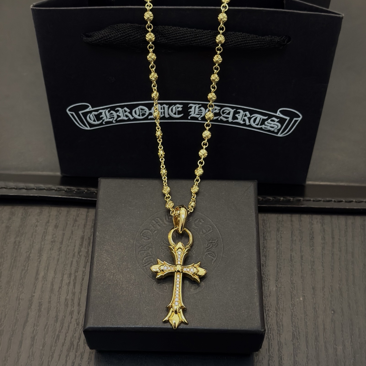 NO:688224,New [counter quality] Chrome Hearts gold-colored retro cross flower ball necklace, full diamond cross pendant, concave and convex shapes with different pattern design styles, showing a distinctive cross. The Scout flower is the symbol of Chrome Hearts, so it is more durable. Authentic Chrome Hearts Chrome Hearts is different from the ordinary light version in the market. Match the version and benchmark quality. Look at the printing details, the degree of retro ash oxidation. Seiko version!  !  !  Purely handmade ~ Authentic open mold fashion essentials. Can be worn by both men and women. Same style for couples. Official website original. Rock punk Thai silver style. Retro elements. Trendy and versatile!  , jewelry boutique, chrome hearts, chrome hearts, necklace, gold19860909新款【专柜品质】Chrome Hearts克罗心黄金色复古十字花球项链 满钻十字架吊坠 凹凸造型不同的花纹设计风格 呈现出与众不同 十字架 童军花是克罗心的志 所以更经久不衰 正品打版Chrome Hearts克罗心 区别市场普通轻版 对版对标品质 看字印细节 复古做旧灰氧程度.精工版本！！！ 纯手工打造 ～正品开模潮流时尚必备 男女均可佩戴 情侣同款 官网原版 摇滚朋克泰银风格 复古元素 潮流百搭！,饰品精品,chrome hearts,chrome hearts,necklace,gold,Jewelry