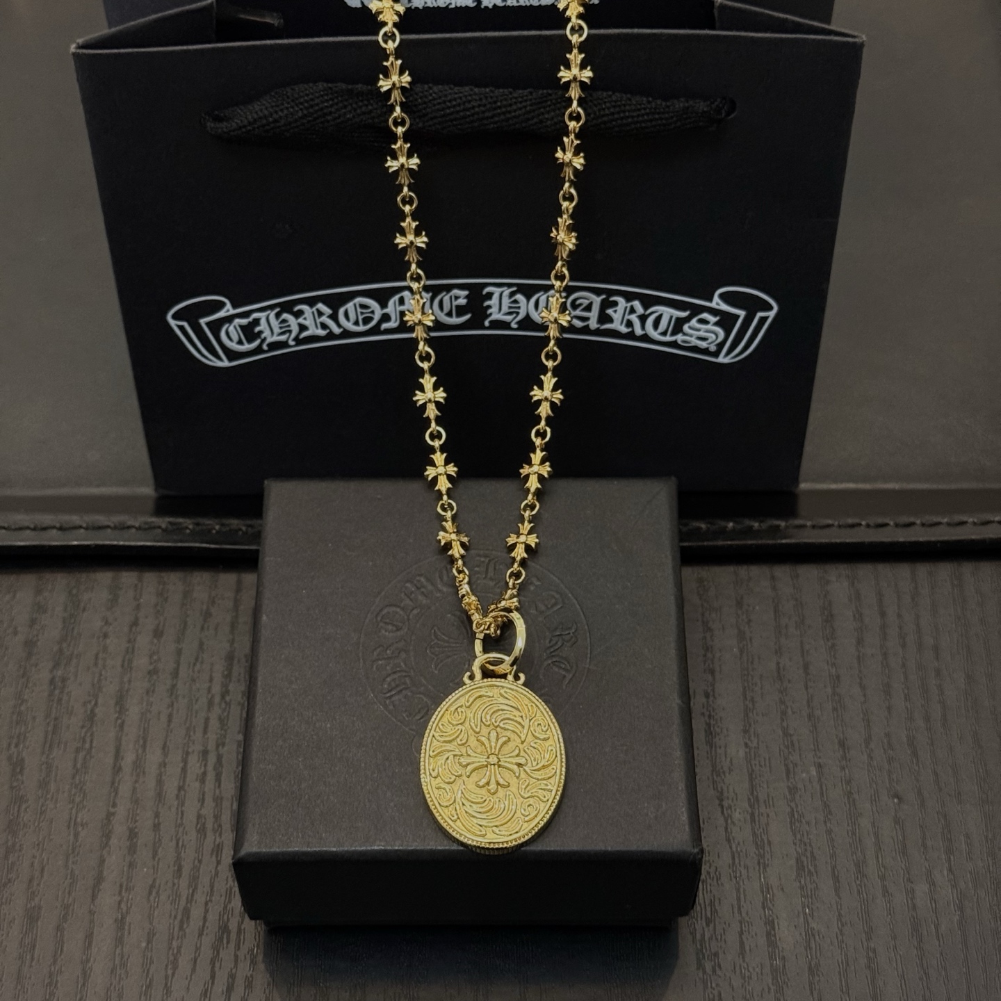 NO:688226,New [counter quality] Chrome Hearts classic retro cross necklace, oval cross pendant, concave and convex shapes with different pattern design styles, showing a distinctive cross. The Scout flower is the symbol of Chrome Hearts, so it is more durable. Genuine pattern-printed Chrome Hearts distinguishes the ordinary light version in the market. Match the version and standard quality. Look at the printing details. The degree of retro gray oxidation. Seiko version!  !  !  Purely handmade ~ Authentic open mold fashion essentials. Can be worn by both men and women. Same style for couples. Official website original. Rock punk Thai silver style. Retro elements. Trendy and versatile!  , jewelry boutique, chrome hearts, chrome hearts, necklace19860909新款【专柜品质】Chrome Hearts克罗心经典复古十字架项链 椭圆形十字架吊坠 凹凸造型不同的花纹设计风格 呈现出与众不同 十字架 童军花是克罗心的志 所以更经久不衰 正品打版Chrome Hearts克罗心 区别市场普通轻版 对版对标品质 看字印细节 复古做旧灰氧程度.精工版本！！！ 纯手工打造 ～正品开模潮流时尚必备 男女均可佩戴 情侣同款 官网原版 摇滚朋克泰银风格 复古元素 潮流百搭！,饰品精品,chrome hearts,chrome hearts,necklace,Jewelry