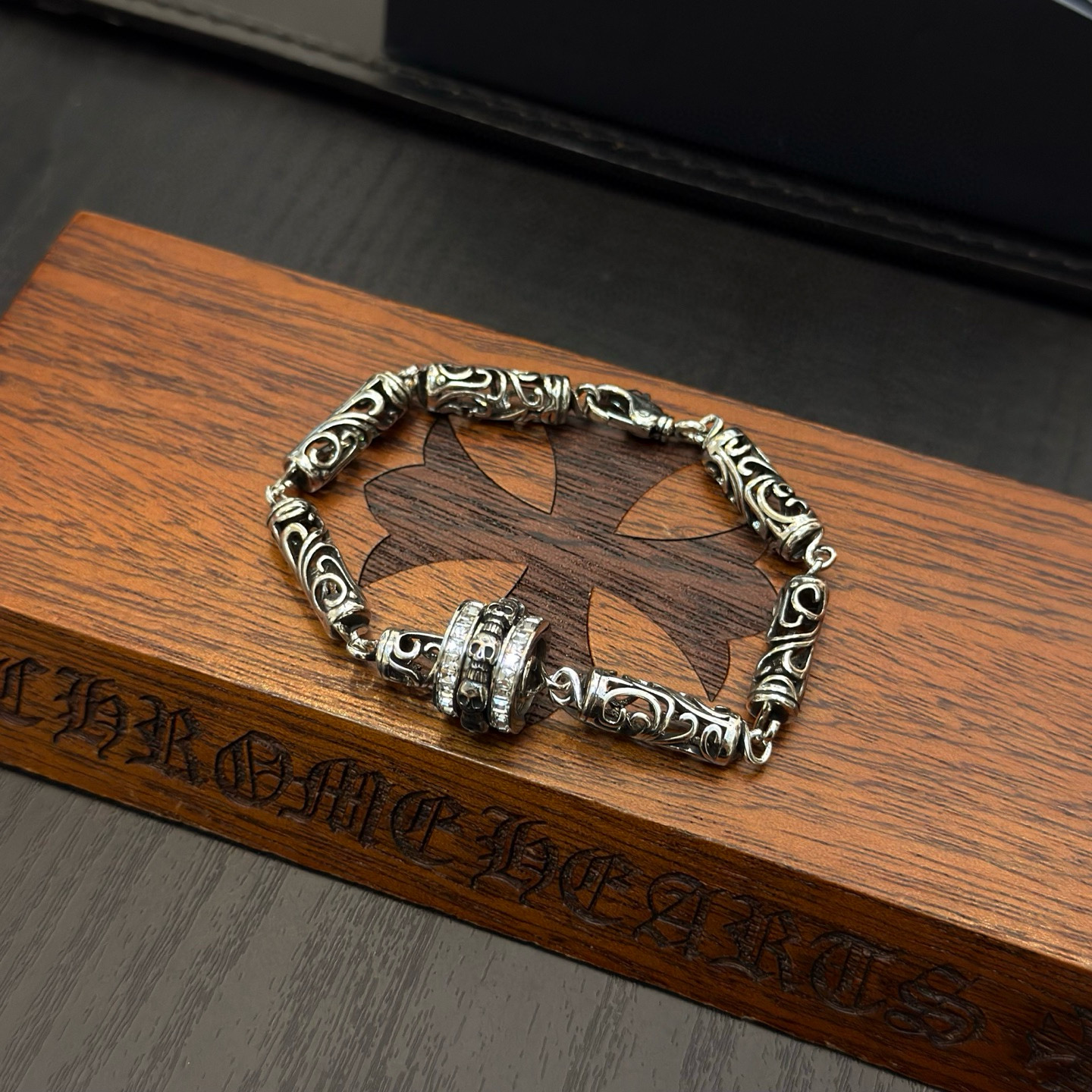 专柜品质】Chrome Hearts克罗心手链 凹凸造型不同的花纹设计风格 呈现出与众不同 十字架 童军花是克罗心的志 所以更经久不衰 6