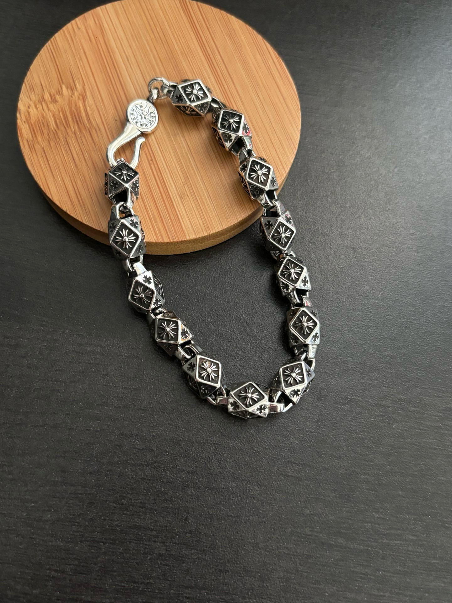 NO:688239,New [counter quality] Chrome Hearts Classic retro cross thick version bracelet, different pattern design styles with concave and convex shapes, showing a distinctive cross. The Scout flower is the symbol of Chrome Hearts, so it is more durable. Genuine pattern-printed Chrome Hearts distinguishes the ordinary light version in the market. Check the quality of the version. Look at the printing details, the degree of retro gray oxidation. Seiko version!  !  !  Purely handmade ~ Authentic open mold fashion essentials. Can be worn by both men and women. Same style for couples. Official website original. Rock punk Thai silver style. Retro elements. Trendy and versatile!  , jewelry boutique, chrome hearts, chrome hearts, bracelet19860909新款【专柜品质】Chrome Hearts克罗心 经典复古十字架粗版手链 凹凸造型不同的花纹设计风格 呈现出与众不同 十字架 童军花是克罗心的志 所以更经久不衰 正品打版Chrome Hearts克罗心 区别市场普通轻版 对版对标品质 看字印细节 复古做旧灰氧程度.精工版本！！！ 纯手工打造 ～正品开模潮流时尚必备 男女均可佩戴 情侣同款 官网原版 摇滚朋克泰银风格 复古元素 潮流百搭！,饰品精品,chrome hearts,chrome hearts,bracelet,Jewelry