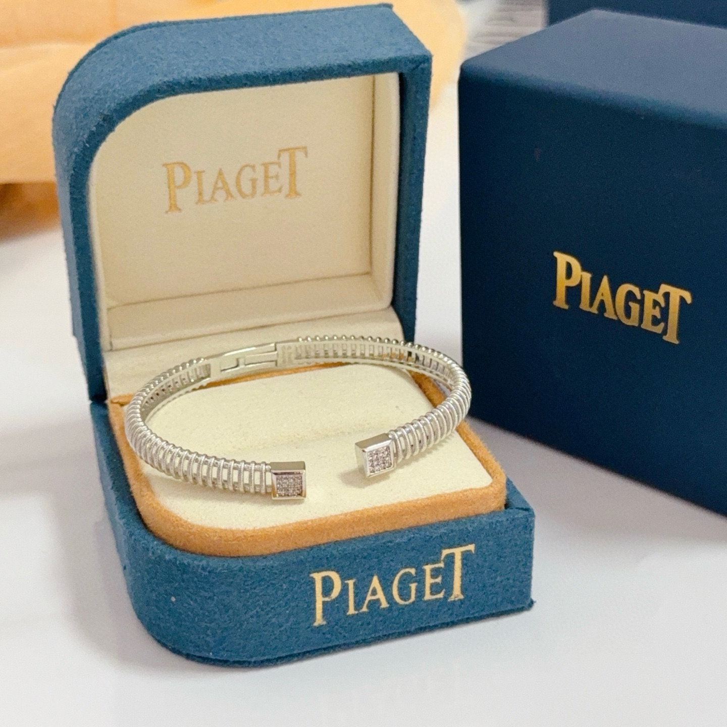 NO:704819,Piaget bracelet, high-end customized version, inlaid with diamonds, V gold material, adjustable length, unique design, gentle and texture~, classic and elegant style, a manifestation of character, a symbol of love, and a kind of spiritual sustenance. From necklaces decorated with rotating cylinders to pendants and bracelets decorated with rotating rings, jewelry is full of smart and interesting., jewelry boutique,piaget,necklace,bracelet,bracelet19860909Piaget伯爵手镯 高端定制版本 镶嵌钻工艺 V金材质 ,可调节长度,设计独特,温柔 有质感～,款式经典大气,是性格的彰显,爱情的象征更是精神的一种寄托.从装饰旋转圆柱的项链到点缀旋转圆环的吊坠和手镯手链,珠宝都充满灵动趣味.,饰品精品,piaget,necklace,bracelet,bracelet,Jewelry