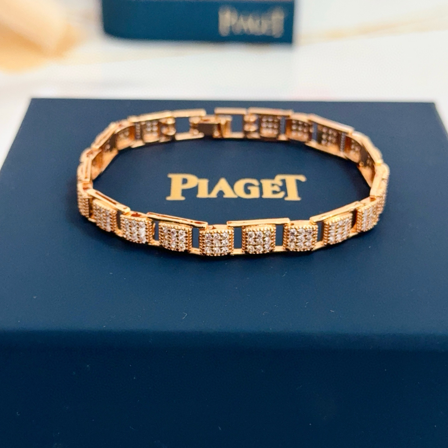 NO:688328,Piaget bracelet is a high-end customized version with diamond inlay technology and V-gold material. The details are full of luxury. The metal texture and texture complement each other and shine under the light, reflecting the luxury and elegance. Whether it is a business occasion or a sweet date, it can highlight the delicacy and elegance. It is so beautiful to get it. It is definitely your dream bracelet., jewelry boutique, Piaget, bracelet19860909Piaget伯爵手链 高端定制版本 镶嵌钻工艺 ,V金材质 ,细节处尽显奢华.金属质感与纹理相互映衬,光线之下,熠熠生辉,体现了奢华与典雅的气质.无论是商务场合还是甜蜜约会都能凸显精致和优雅~上手都太美了,绝对是你的梦中情镯.,饰品精品,piaget,bracelet,Jewelry