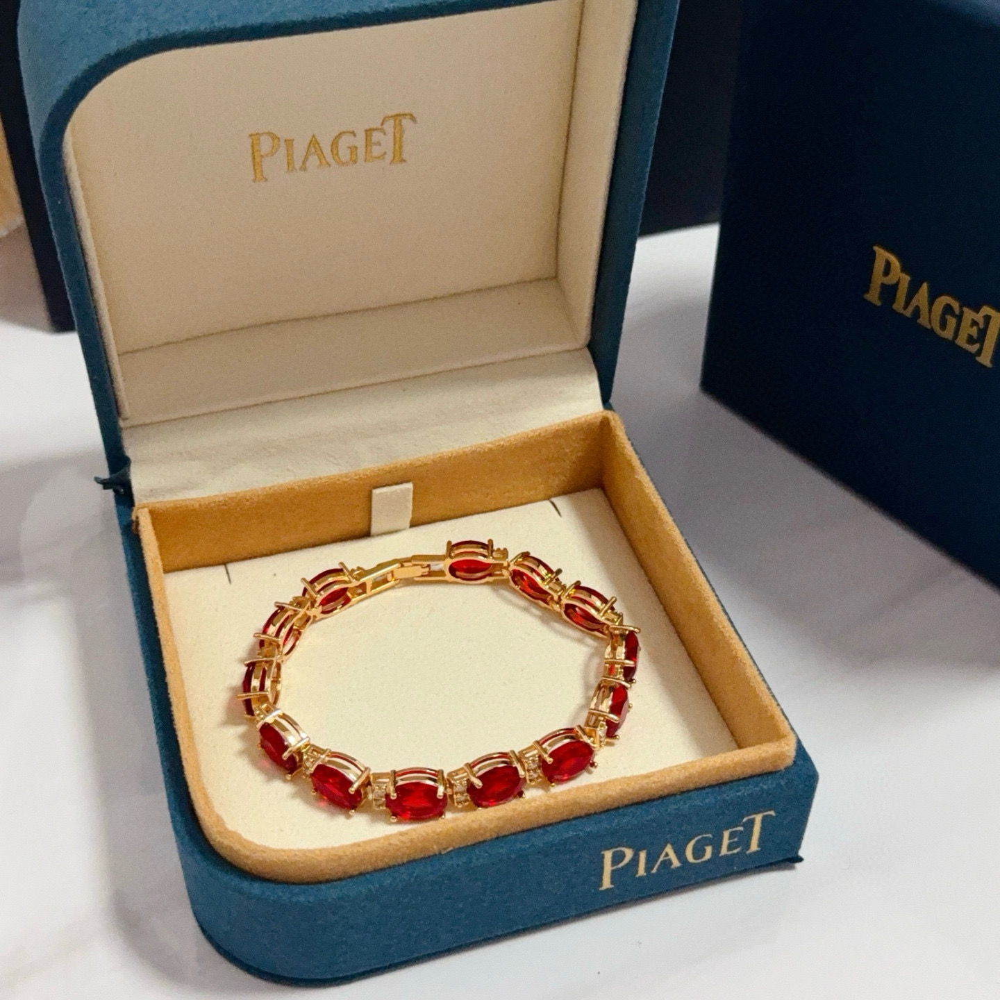 NO:688334,Piaget red diamond bracelet, high-end customized version, inlaid with diamond craftsmanship, made of V gold material, showing luxury in every detail. The metal texture and texture complement each other, shining under the light, reflecting the luxury and elegance. Whether it is a business occasion or a sweet date, it can highlight the delicacy and elegance~ It is so beautiful to get it, it is definitely your dream bracelet., jewelry boutique, Piaget, bracelet19860909Piaget伯爵红钻手链 高端定制版本 镶嵌钻工艺 ,V金材质 ,细节处尽显奢华.金属质感与纹理相互映衬,光线之下,熠熠生辉,体现了奢华与典雅的气质.无论是商务场合还是甜蜜约会都能凸显精致和优雅~上手都太美了,绝对是你的梦中情镯.,饰品精品,piaget,bracelet,Jewelry