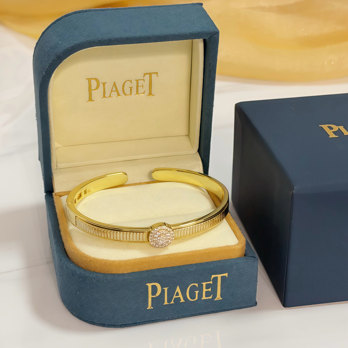 NO:688338,Piaget bracelet is a high-end customized version with inlaid diamond craftsmanship and V-gold material. The details are luxurious. The metal texture and texture complement each other and shine under the light, reflecting the luxury and elegance. Whether it is a business occasion or a sweet date, it can highlight delicacy and elegance. It is so beautiful when you get it. It is definitely your dream bracelet., jewelry boutique, Piaget, bracelet19860909Piaget伯爵手镯 高端定制版本 镶嵌钻工艺 ,V金材质 ,细节处尽显奢华.金属质感与纹理相互映衬,光线之下,熠熠生辉,体现了奢华与典雅的气质.无论是商务场合还是甜蜜约会都能凸显精致和优雅~上手都太美了,绝对是你的梦中情镯.,饰品精品,piaget,bracelet,Jewelry