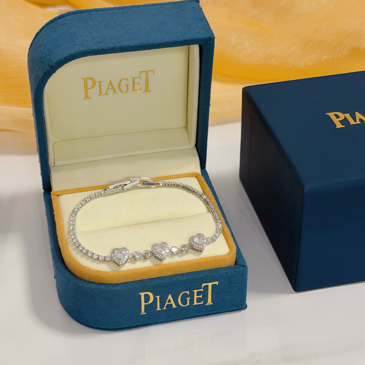 NO:688340,Piaget bracelet, high-end customized version, inlaid with diamonds, made of V gold material, showing luxury in every detail. The metal texture and texture complement each other, shining under the light, reflecting the luxury and elegance. Whether it is a business occasion or a sweet date, it can highlight the delicacy and elegance~ It is so beautiful to get it, it is definitely your dream bracelet., jewelry boutique, Piaget, bracelet19860909Piaget伯爵手链,高端定制版本 镶嵌钻工艺 ,V金材质 ,细节处尽显奢华.金属质感与纹理相互映衬,光线之下,熠熠生辉,体现了奢华与典雅的气质.无论是商务场合还是甜蜜约会都能凸显精致和优雅~上手都太美了,绝对是你的梦中情镯.,饰品精品,piaget,bracelet,Jewelry