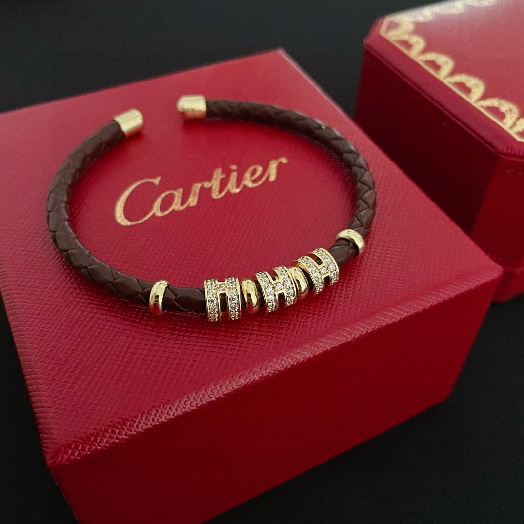NO:688333,Cartier diamond-encrusted leather cord bracelet. High-end customized version. Diamond-encrusted craftsmanship. V gold material. Classic and fashionable style. Reconstruct the aesthetics of love with sharp lines!  Breaking the rules, the diamond-encrusted design actually achieves the ceiling of high-end sense - no need for flashy accumulation, love should be as pure as ever. Cartier is loved by many celebrities and Internet celebrities. The Leopard series bracelet is absolutely an eternal classic, and it is not limited to men and women, and there is no age limit!  Wear it and you will be the center of attention!  , jewelry boutique, cartier, bracelet19860909卡地亚镶钻皮绳手镯 高端定制版本 镶嵌钻工艺 V金材质 经典而时尚风格 用凌厉线条重构爱情美学！打破常规,镶嵌钻设计反而成就高级感天花板——无需浮华堆砌,爱本应纯粹如初 卡地亚受众多明星网红的爱戴 豹子系列手镯 绝对是永恒经典 而且男女不限 年龄不限 ！戴上它你就是焦点！,饰品精品,cartier,bracelet,Jewelry