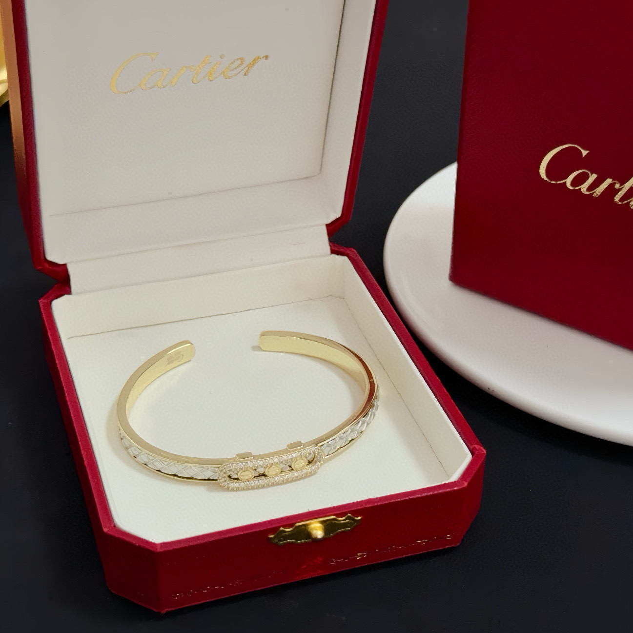 NO:688339,Cartier diamond-encrusted bracelet, high-end customized version, diamond-encrusted craftsmanship, V gold material, classic and fashionable style, reconstruct the aesthetics of love with sharp lines!  Breaking the rules, the diamond-encrusted design actually achieves the ceiling of high-end sense - no need for flashy accumulation, love should be as pure as ever. Cartier is loved by many celebrities and Internet celebrities. The Leopard series bracelet is absolutely an eternal classic, and it is not limited to men and women, and there is no age limit!  Wear it and you will be the center of attention!  , jewelry boutique, cartier, bracelet19860909卡地亚镶钻手镯 高端定制版本 镶嵌钻工艺 V金材质 经典而时尚风格 用凌厉线条重构爱情美学！打破常规,镶嵌钻设计反而成就高级感天花板——无需浮华堆砌,爱本应纯粹如初 卡地亚受众多明星网红的爱戴 豹子系列手镯 绝对是永恒经典 而且男女不限 年龄不限 ！戴上它你就是焦点！,饰品精品,cartier,bracelet,Jewelry