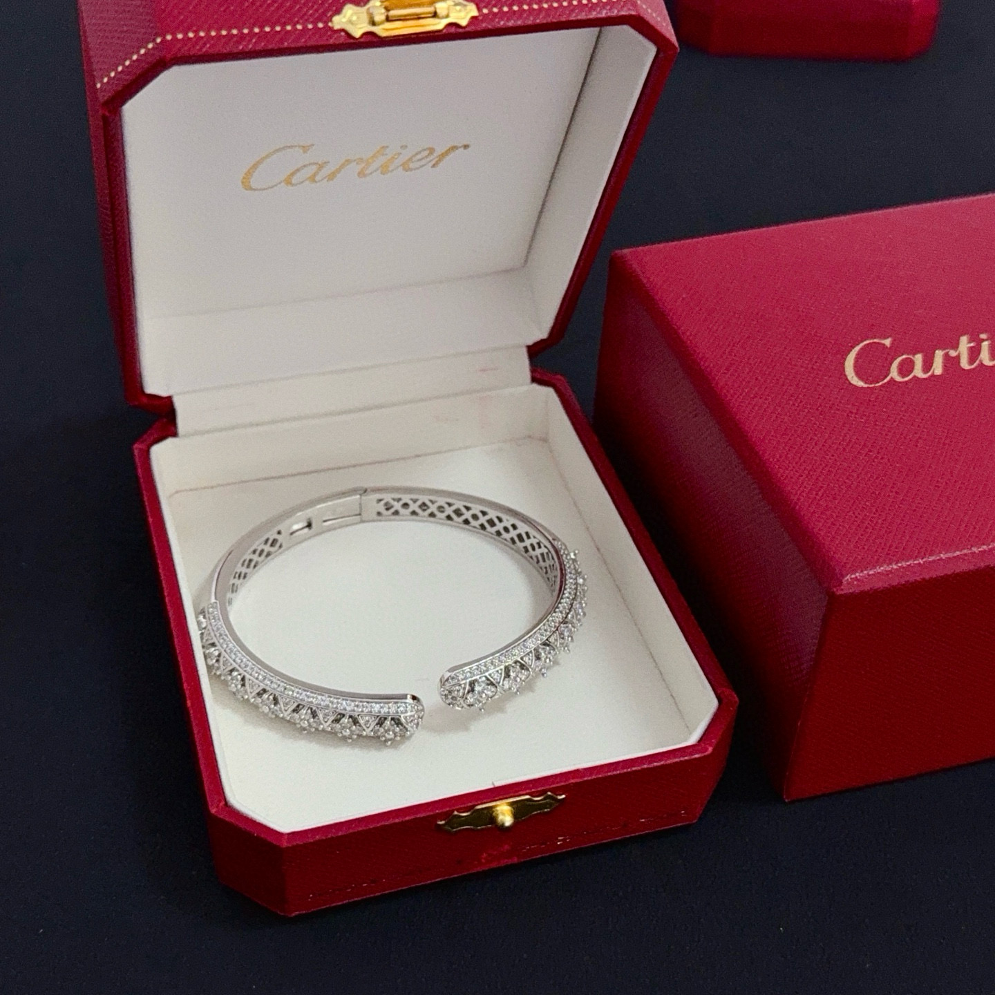 NO:688343,Cartier diamond-encrusted bracelet, high-end customized version. Diamond-encrusted craftsmanship. V-gold material. Classic and fashionable style. Reconstruct the aesthetics of love with sharp lines!  Breaking the rules, the diamond-encrusted design actually achieves the ceiling of high-end sense - no need for flashy accumulation, love should be as pure as ever. Cartier is loved by many celebrities and Internet celebrities. The Leopard series bracelet is absolutely an eternal classic, and it is not limited to men and women, and there is no age limit!  Wear it and you will be the center of attention!  , jewelry boutique, cartier, bracelet19860909卡地亚镶钻手镯,高端定制版本 镶嵌钻工艺 V金材质 经典而时尚风格 用凌厉线条重构爱情美学！打破常规,镶嵌钻设计反而成就高级感天花板——无需浮华堆砌,爱本应纯粹如初 卡地亚受众多明星网红的爱戴 豹子系列手镯 绝对是永恒经典 而且男女不限 年龄不限 ！戴上它你就是焦点！,饰品精品,cartier,bracelet,Jewelry