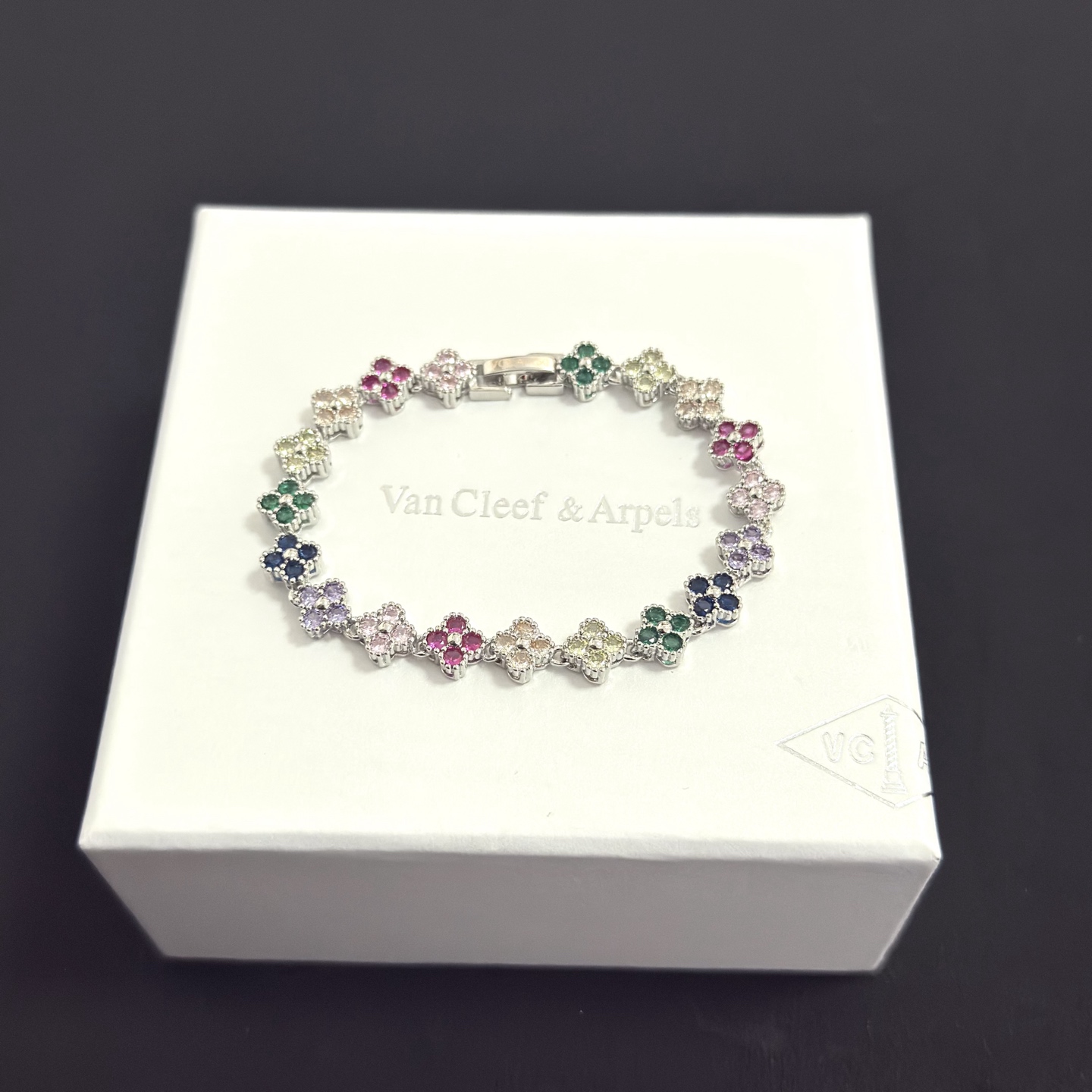 NO:705395,[Seiko Original] Popular VCA Four-leaf Clover Van Cleef & Arpels Bracelet V Gold Level Classic Work Same as Official Website Fashion Trend Multi-layered metal carving design makes the petals more three-dimensional. Inlaid with full diamond craftsmanship, it shows the feminine temperament [Gift] Four-leaf clover lucky pattern symbolizes luck and happiness. Unique and romantic, blending simple and harmonious lines with materials. Polished and polished, showing nobility and elegance [Celebration] [Celebration], boutique jewelry, van  cleef,bracelet19860909〔精工原版〕爆款 VCA四叶草梵克雅宝手链 V金等级 经典之作 官网同款 时尚潮流 采用多层次金属雕刻设计 使花瓣更立体 镶嵌满钻工艺 尽显女性柔美气质[礼物] 四叶草幸运图案 象征幸运和幸福 独特又浪漫将简单和谐的线条与材质相融合 经过抛光和打磨 彰显高贵优雅[庆祝][庆祝],饰品精品,van cleef,bracelet,Jewelry