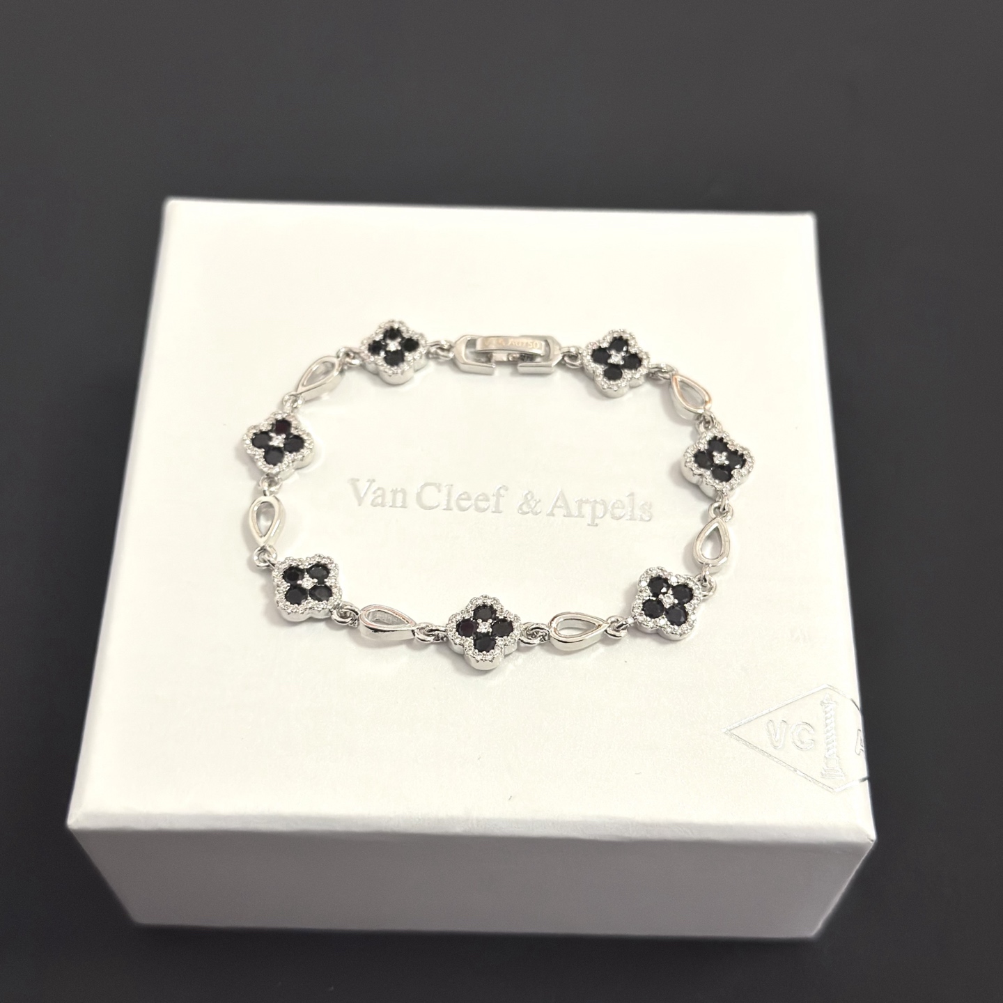 NO:705400,[Seiko Original] Popular VCA Four-leaf Clover Van Cleef & Arpels Bracelet V Gold Level Classic Work Same as Official Website Fashion Trend Multi-layered metal carving design makes the petals more three-dimensional. Inlaid with full diamond craftsmanship, it shows the feminine temperament [Gift] Four-leaf clover lucky pattern symbolizes luck and happiness. Unique and romantic, blending simple and harmonious lines with materials. Polished and polished, showing nobility and elegance [Celebration] [Celebration], boutique jewelry, van  cleef,bracelet19860909〔精工原版〕爆款 VCA四叶草梵克雅宝手链 V金等级 经典之作 官网同款 时尚潮流 采用多层次金属雕刻设计 使花瓣更立体 镶嵌满钻工艺 尽显女性柔美气质[礼物] 四叶草幸运图案 象征幸运和幸福 独特又浪漫将简单和谐的线条与材质相融合 经过抛光和打磨 彰显高贵优雅[庆祝][庆祝],饰品精品,van cleef,bracelet,Jewelry