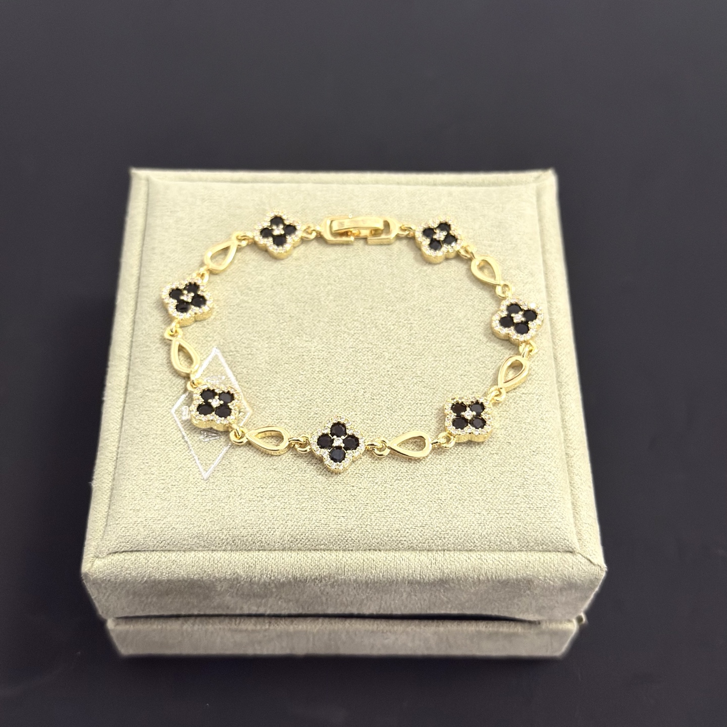 Van Cleef Arpels Alhambra bracelet yellow gold black onyx clear diamond 18cm