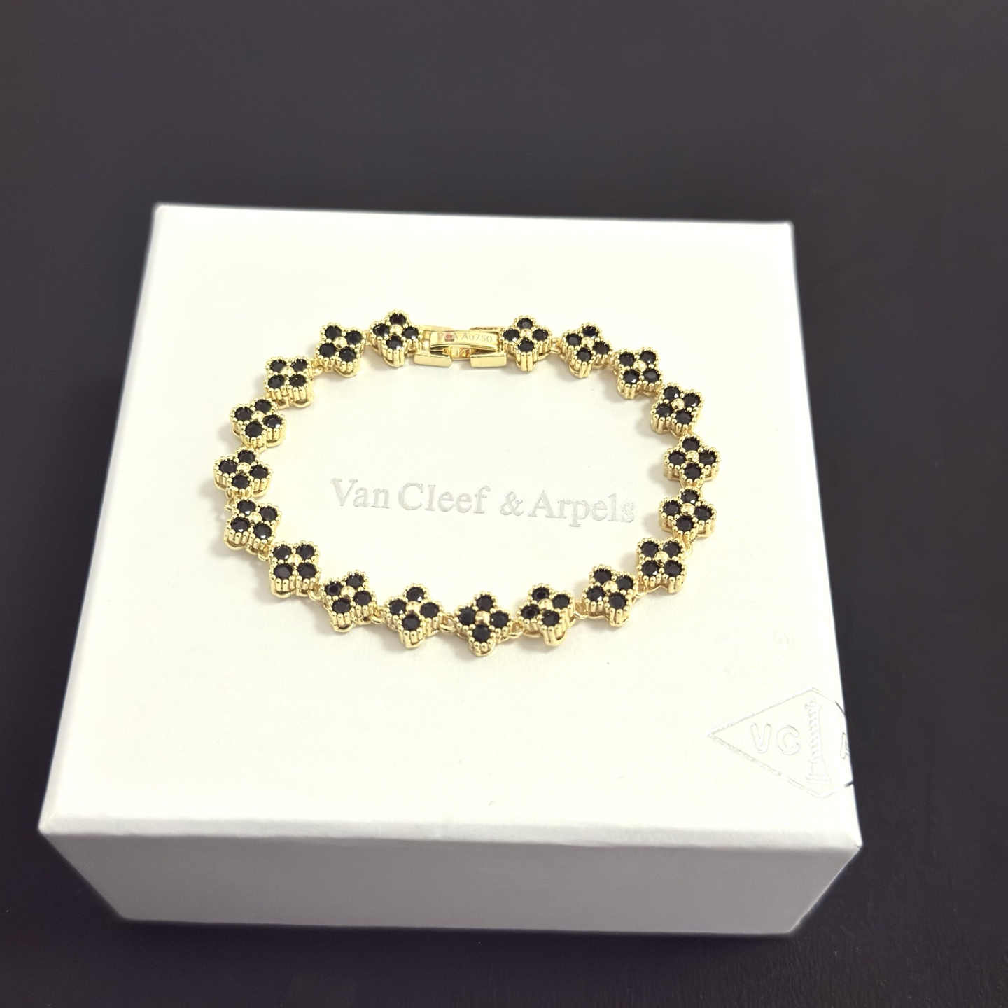 NO:705403,[Seiko Original] Popular VCA Four-leaf Clover Van Cleef & Arpels Bracelet V Gold Level Classic Work Same as Official Website Fashion Trend Multi-layered metal carving design makes the petals more three-dimensional. Inlaid with full diamond craftsmanship, it shows the feminine temperament [Gift] Four-leaf clover lucky pattern symbolizes luck and happiness. Unique and romantic, blending simple and harmonious lines with materials. Polished and polished, showing nobility and elegance [Celebration] [Celebration], boutique jewelry, van  cleef,bracelet19860909〔精工原版〕爆款 VCA四叶草梵克雅宝手链 V金等级 经典之作 官网同款 时尚潮流 采用多层次金属雕刻设计 使花瓣更立体 镶嵌满钻工艺 尽显女性柔美气质[礼物] 四叶草幸运图案 象征幸运和幸福 独特又浪漫将简单和谐的线条与材质相融合 经过抛光和打磨 彰显高贵优雅[庆祝][庆祝],饰品精品,van cleef,bracelet,Jewelry