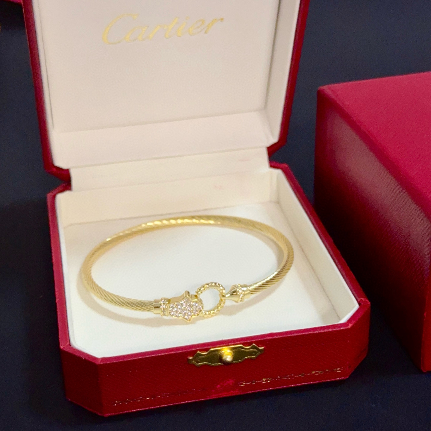 NO:705383,Cartier diamond-encrusted bracelet, high-end customized version. Diamond-encrusted craftsmanship. V-gold material. Classic and fashionable style. Reconstruct the aesthetics of love with sharp lines!  Breaking the rules, the diamond-encrusted design actually achieves the ceiling of high-end sense - no need for flashy accumulation, love should be as pure as ever. Cartier is loved by many celebrities and Internet celebrities. The Leopard series bracelet is absolutely an eternal classic, and it is not limited to men and women, and there is no age limit!  Wear it and you will be the center of attention!  , jewelry boutique, cartier, bracelet19860909卡地亚镶钻手镯,高端定制版本 镶嵌钻工艺 V金材质 经典而时尚风格 用凌厉线条重构爱情美学！打破常规,镶嵌钻设计反而成就高级感天花板——无需浮华堆砌,爱本应纯粹如初 卡地亚受众多明星网红的爱戴 豹子系列手镯 绝对是永恒经典 而且男女不限 年龄不限 ！戴上它你就是焦点！,饰品精品,cartier,bracelet,Jewelry