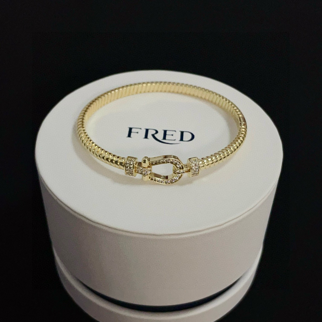 NO:705407,Popular Frederic full diamond horseshoe buckle bracelet, classic and versatile, a must-have item for fashionistas, fashionable and exquisite, 11 pairs of customized versions, thickened 18k electroplating process, the effect is very versatile!  !  , jewelry boutique, bracelet19860909火爆 费雷德满钻马蹄扣手镯 经典百搭,网红达人 时尚一族备必单品,时尚精致,11对版定制,加厚电镀18k工艺,上手效果非常百搭！！,饰品精品,bracelet,Jewelry