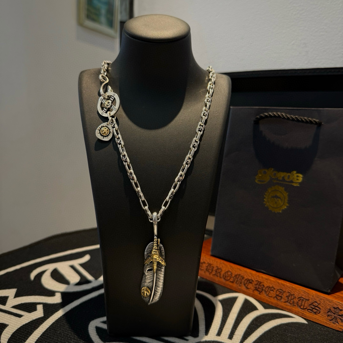 NO:704861,[New products on the shelves] Goro’s Goro Takahashi Eagle Claw, Feather Pendant, Takahashi Classic Necklace, top version, look for exclusive photos, focus on the high-end market, popular models in Kuaishou/ins/Xiaohongshu, absolutely different from ordinary versions!  The product details in the pictures are consistent with ZP!  Original production process, exquisite quality, purely handmade ~ Authentic mold opening, trendy and fashionable must-have, can be worn by both men and women, the same style for couples, rock punk Thai silver style, retro elements, trendy and versatile, the same style as the official website, boutique jewelry, necklace19860909【新品上架】Goro’s高桥吾郎鹰爪,羽毛吊坠,高桥经典项链,顶级版本,认准独家拍摄,主攻高端市场 ,快手/ins/小红书热门款,绝对区别普通版本！图片产品细节与ZP一致！原版制作工艺 精工品质 纯手工打造 ～正品开模潮流时尚必备 男女均可佩戴 情侣款同款 摇滚朋克泰银风格 复古元素 潮流百搭 官网同款,饰品精品,necklace,Jewelry