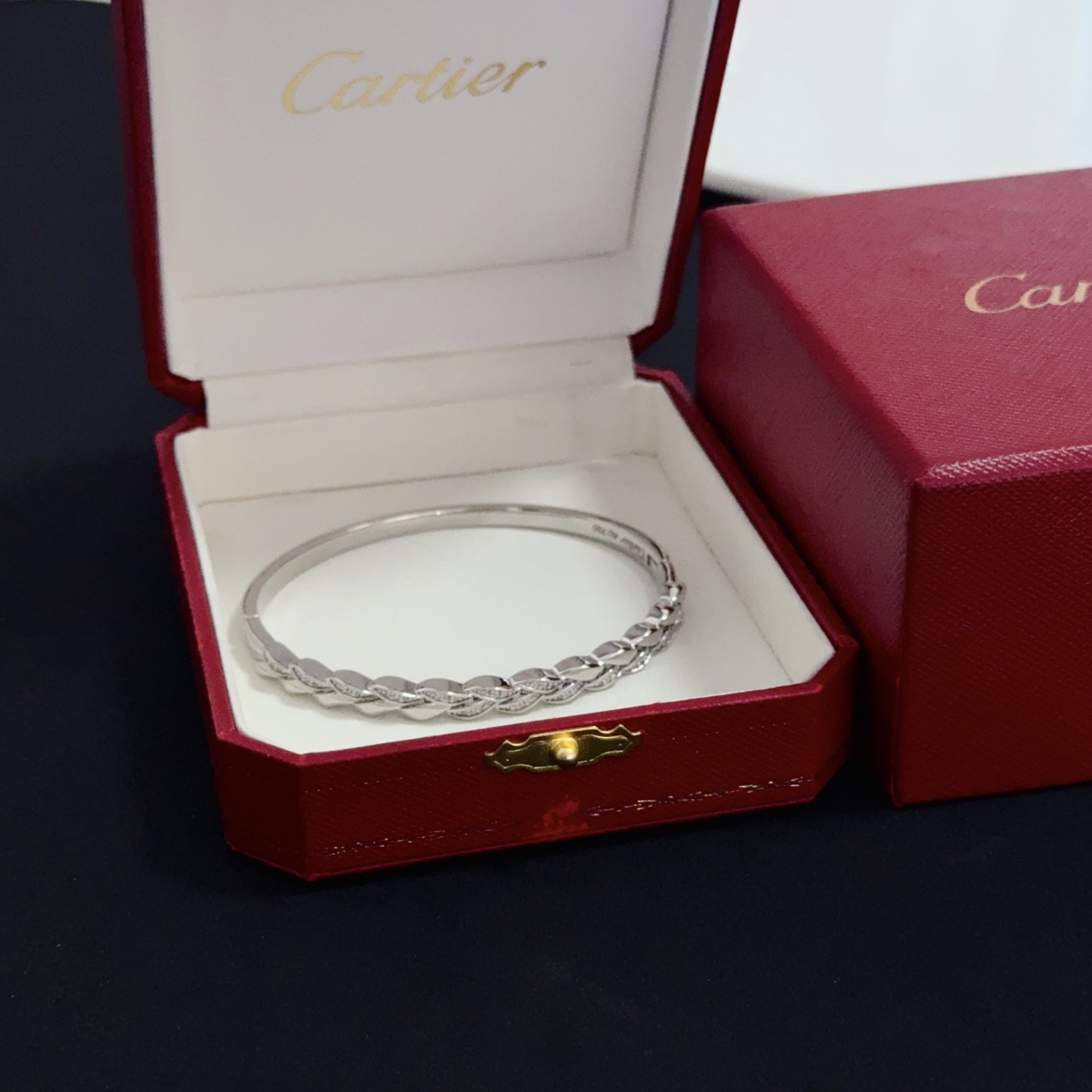 NO:705411,Cartier diamond-encrusted bracelet, high-end customized version, diamond-encrusted craftsmanship, V gold material, classic and fashionable style, reconstruct the aesthetics of love with sharp lines!  Breaking the rules, the diamond-encrusted design actually achieves the ceiling of high-end sense - no need for flashy accumulation, love should be as pure as ever. Cartier is loved by many celebrities and Internet celebrities. The Leopard series bracelet is absolutely an eternal classic, and it is not limited to men and women, and there is no age limit!  Wear it and you will be the center of attention!  , jewelry boutique, cartier, bracelet19860909卡地亚镶钻手镯 高端定制版本 镶嵌钻工艺 V金材质 经典而时尚风格 用凌厉线条重构爱情美学！打破常规,镶嵌钻设计反而成就高级感天花板——无需浮华堆砌,爱本应纯粹如初 卡地亚受众多明星网红的爱戴 豹子系列手镯 绝对是永恒经典 而且男女不限 年龄不限 ！戴上它你就是焦点！,饰品精品,cartier,bracelet,Jewelry