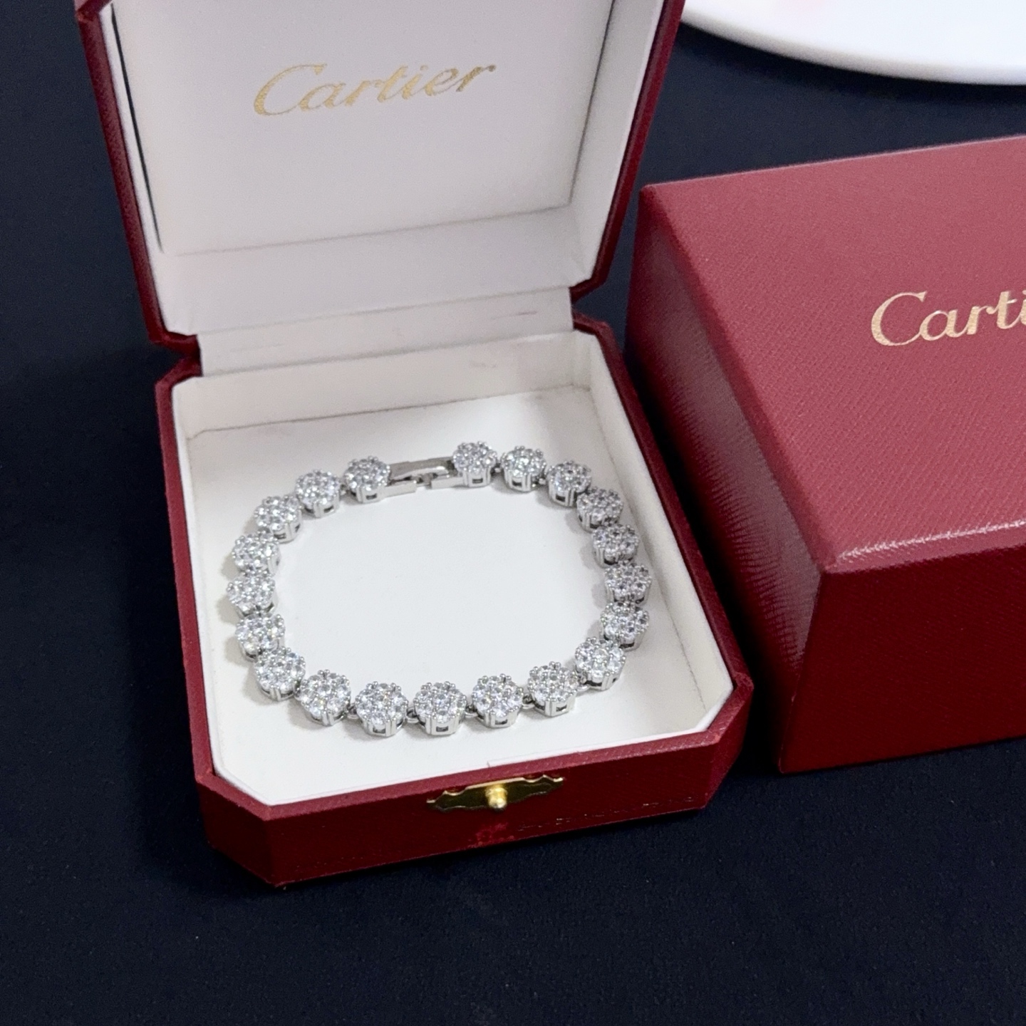 NO:705413,Cartier diamond-encrusted bracelet, high-end customized version, diamond-encrusted craftsmanship, V-gold material, classic and fashionable style, reconstructing the aesthetics of love with sharp lines!  Breaking the rules, the diamond-encrusted design actually achieves the ceiling of high-end sense - no need for flashy accumulation, love should be as pure as ever. Cartier is loved by many celebrities and Internet celebrities. The Leopard series bracelet is absolutely an eternal classic, and it is not limited to men and women, and there is no age limit!  Wear it and you will be the center of attention!  , jewelry boutique,cartier,bracelet,bracelet19860909卡地亚镶钻手链 高端定制版本 镶嵌钻工艺 V金材质 经典而时尚风格 用凌厉线条重构爱情美学！打破常规,镶嵌钻设计反而成就高级感天花板——无需浮华堆砌,爱本应纯粹如初 卡地亚受众多明星网红的爱戴 豹子系列手镯 绝对是永恒经典 而且男女不限 年龄不限 ！戴上它你就是焦点！,饰品精品,cartier,bracelet,bracelet,Jewelry