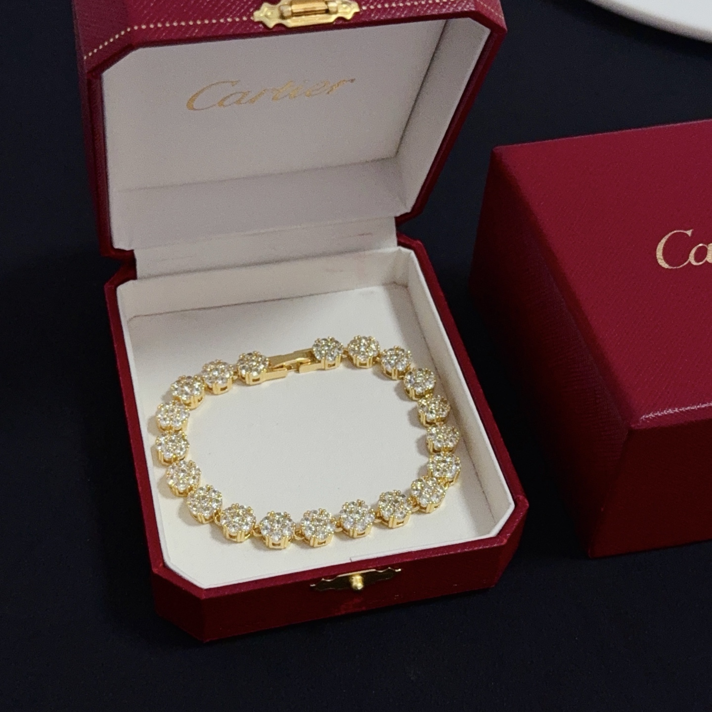 NO:705415,Cartier diamond-encrusted bracelet, high-end customized version, diamond-encrusted craftsmanship, V-gold material, classic and fashionable style, reconstructing the aesthetics of love with sharp lines!  Breaking the rules, the diamond-encrusted design actually achieves the ceiling of high-end sense - no need for flashy accumulation, love should be as pure as ever. Cartier is loved by many celebrities and Internet celebrities. The Leopard series bracelet is absolutely an eternal classic, and it is not limited to men and women, and there is no age limit!  Wear it and you will be the center of attention!  , jewelry boutique,cartier,bracelet,bracelet19860909卡地亚镶钻手链 高端定制版本 镶嵌钻工艺 V金材质 经典而时尚风格 用凌厉线条重构爱情美学！打破常规,镶嵌钻设计反而成就高级感天花板——无需浮华堆砌,爱本应纯粹如初 卡地亚受众多明星网红的爱戴 豹子系列手镯 绝对是永恒经典 而且男女不限 年龄不限 ！戴上它你就是焦点！,饰品精品,cartier,bracelet,bracelet,Jewelry