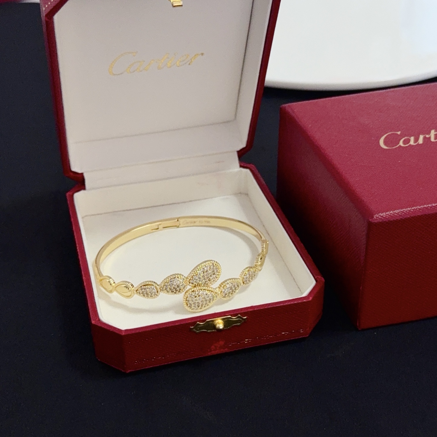 NO:705417,Cartier diamond-encrusted bracelet, high-end customized version, diamond-encrusted craftsmanship, V gold material, classic and fashionable style, reconstruct the aesthetics of love with sharp lines!  Breaking the rules, the diamond-encrusted design actually achieves the ceiling of high-end sense - no need for flashy accumulation, love should be as pure as ever. Cartier is loved by many celebrities and Internet celebrities. The Leopard series bracelet is absolutely an eternal classic, and it is not limited to men and women, and there is no age limit!  Wear it and you will be the center of attention!  , jewelry boutique, cartier, bracelet19860909卡地亚镶钻手镯 高端定制版本 镶嵌钻工艺 V金材质 经典而时尚风格 用凌厉线条重构爱情美学！打破常规,镶嵌钻设计反而成就高级感天花板——无需浮华堆砌,爱本应纯粹如初 卡地亚受众多明星网红的爱戴 豹子系列手镯 绝对是永恒经典 而且男女不限 年龄不限 ！戴上它你就是焦点！,饰品精品,cartier,bracelet,Jewelry