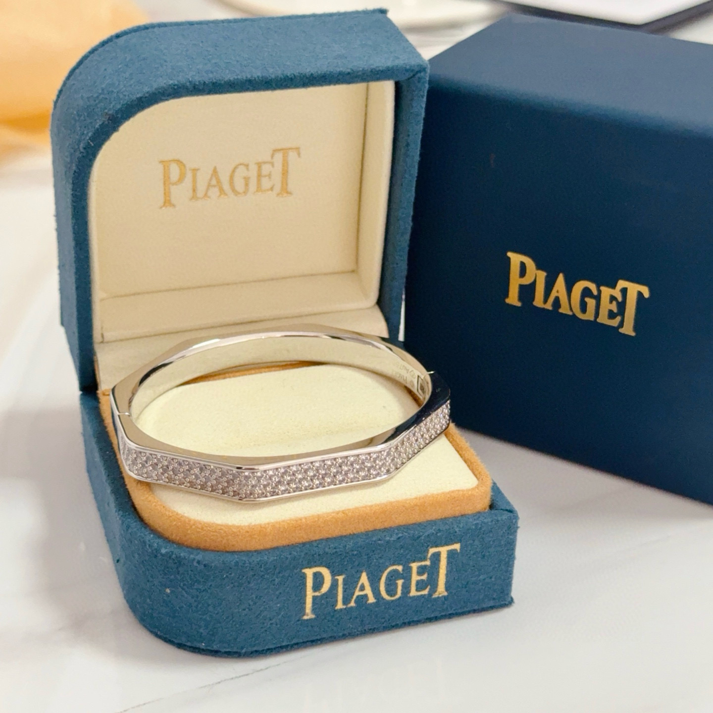NO:705421,Piaget bracelet, high-end customized version, inlaid with diamonds, made of V gold material, showing luxury in every detail. The metal texture and texture complement each other, shining under the light, reflecting the luxury and elegance. Whether it is a business occasion or a sweet date, it can highlight the delicacy and elegance~ It is so beautiful to get it, it is definitely your dream bracelet., jewelry boutique, Piaget, bracelet19860909Piaget伯爵手镯, 高端定制版本 镶嵌钻工艺 ,V金材质 ,细节处尽显奢华.金属质感与纹理相互映衬,光线之下,熠熠生辉,体现了奢华与典雅的气质.无论是商务场合还是甜蜜约会都能凸显精致和优雅~上手都太美了,绝对是你的梦中情镯.,饰品精品,piaget,bracelet,Jewelry