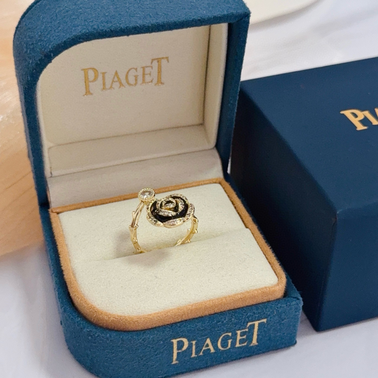 NO:705422,Piaget ring, high-end customized version, inlaid with diamonds, made of V gold, showing luxury in every detail. The metal texture and texture complement each other, shining under the light, reflecting the luxury and elegance., jewelry boutique, Piaget, ring19860909Piaget伯爵戒指,高端定制版本 镶嵌钻工艺 ,V金材质 ,细节处尽显奢华.金属质感与纹理相互映衬,光线之下,熠熠生辉,体现了奢华与典雅的气质.,饰品精品,piaget,ring,Jewelry