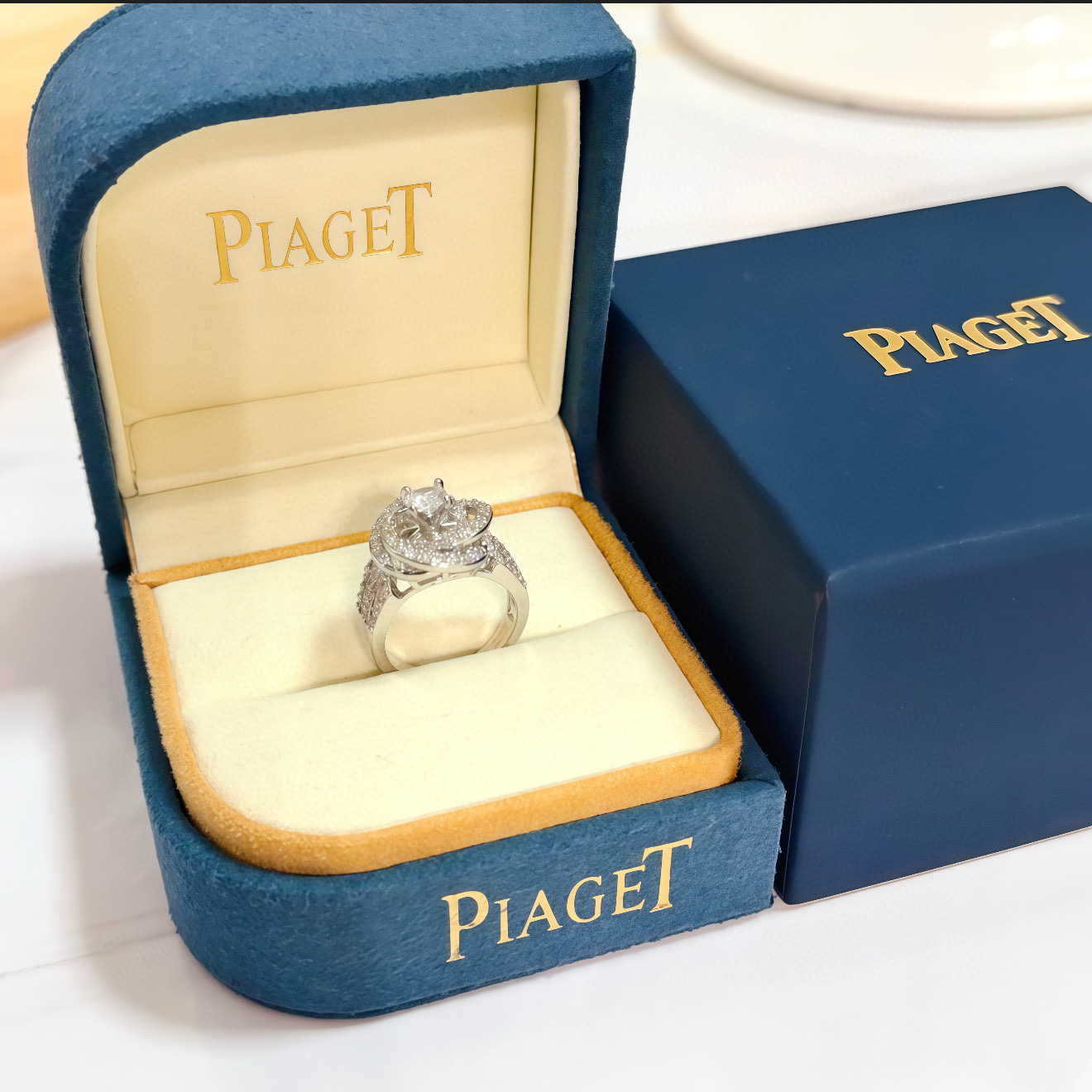 NO:705406,Piaget ring, high-end customized version, inlaid with diamonds, made of V gold, showing luxury in every detail. The metal texture and texture complement each other, shining under the light, reflecting the luxury and elegance., jewelry boutique, Piaget, ring19860909Piaget伯爵戒指,高端定制版本 镶嵌钻工艺 ,V金材质 ,细节处尽显奢华.金属质感与纹理相互映衬,光线之下,熠熠生辉,体现了奢华与典雅的气质.,饰品精品,piaget,ring,Jewelry
