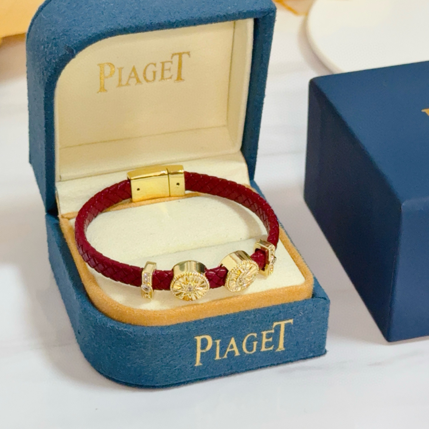 NO:705408,Piaget bracelet, high-end customized version, inlaid with diamond technology, made of V gold material, showing luxury in every detail. The metal texture and texture complement each other, shining under the light, reflecting the luxury and elegance. Whether it is a business occasion or a sweet date, it can highlight the delicacy and elegance~ It is so beautiful to use, it is definitely your dream bracelet., exquisite jewelry, Piaget19860909Piaget伯爵手绳,高端定制版本 镶嵌钻工艺 ,V金材质 ,细节处尽显奢华.金属质感与纹理相互映衬,光线之下,熠熠生辉,体现了奢华与典雅的气质.无论是商务场合还是甜蜜约会都能凸显精致和优雅~上手都太美了,绝对是你的梦中情镯.,饰品精品,piaget,Jewelry