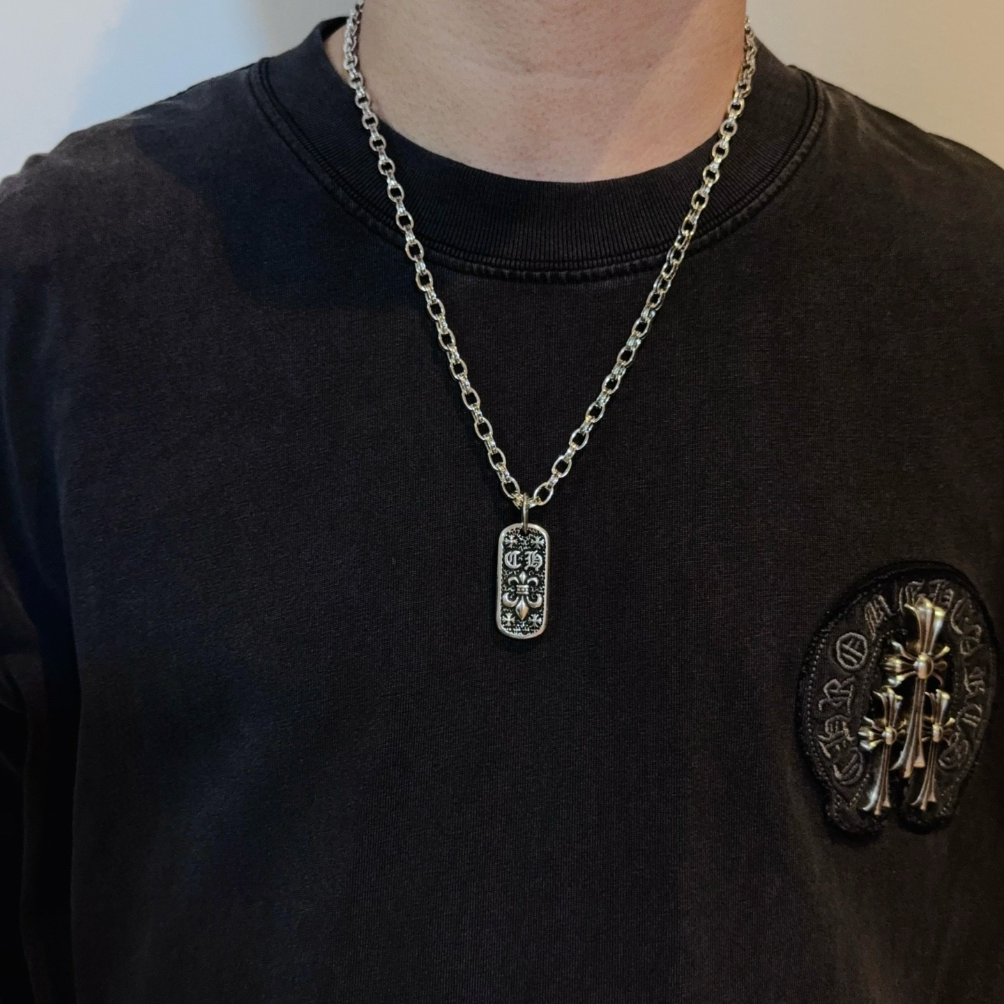 NO:704870,New [counter quality] Chrome Hearts retro cross necklace, square pendant, concave and convex shapes with different pattern design styles, showing a distinctive cross and the Scout flower is Chrome Hearts' symbol, so it is more durable. Genuine pattern-printed Chrome Hearts distinguishes the ordinary light version in the market. Match the version and benchmark quality. Look at the printing details. The degree of retro gray oxidation. Seiko version!  !  !  Purely handmade ~ Authentic open mold fashion essentials. Can be worn by both men and women. Same style for couples. Official website original. Rock punk Thai silver style. Retro elements. Trendy and versatile!  , jewelry boutique, chrome hearts, chrome hearts, necklace19860909新款【专柜品质】Chrome Hearts克罗心复古十字架项链 方牌吊坠 凹凸造型不同的花纹设计风格 呈现出与众不同 十字架 童军花是克罗心的志 所以更经久不衰 正品打版Chrome Hearts克罗心 区别市场普通轻版 对版对标品质 看字印细节 复古做旧灰氧程度.精工版本！！！ 纯手工打造 ～正品开模潮流时尚必备 男女均可佩戴 情侣同款 官网原版 摇滚朋克泰银风格 复古元素 潮流百搭！,饰品精品,chrome hearts,chrome hearts,necklace,Jewelry