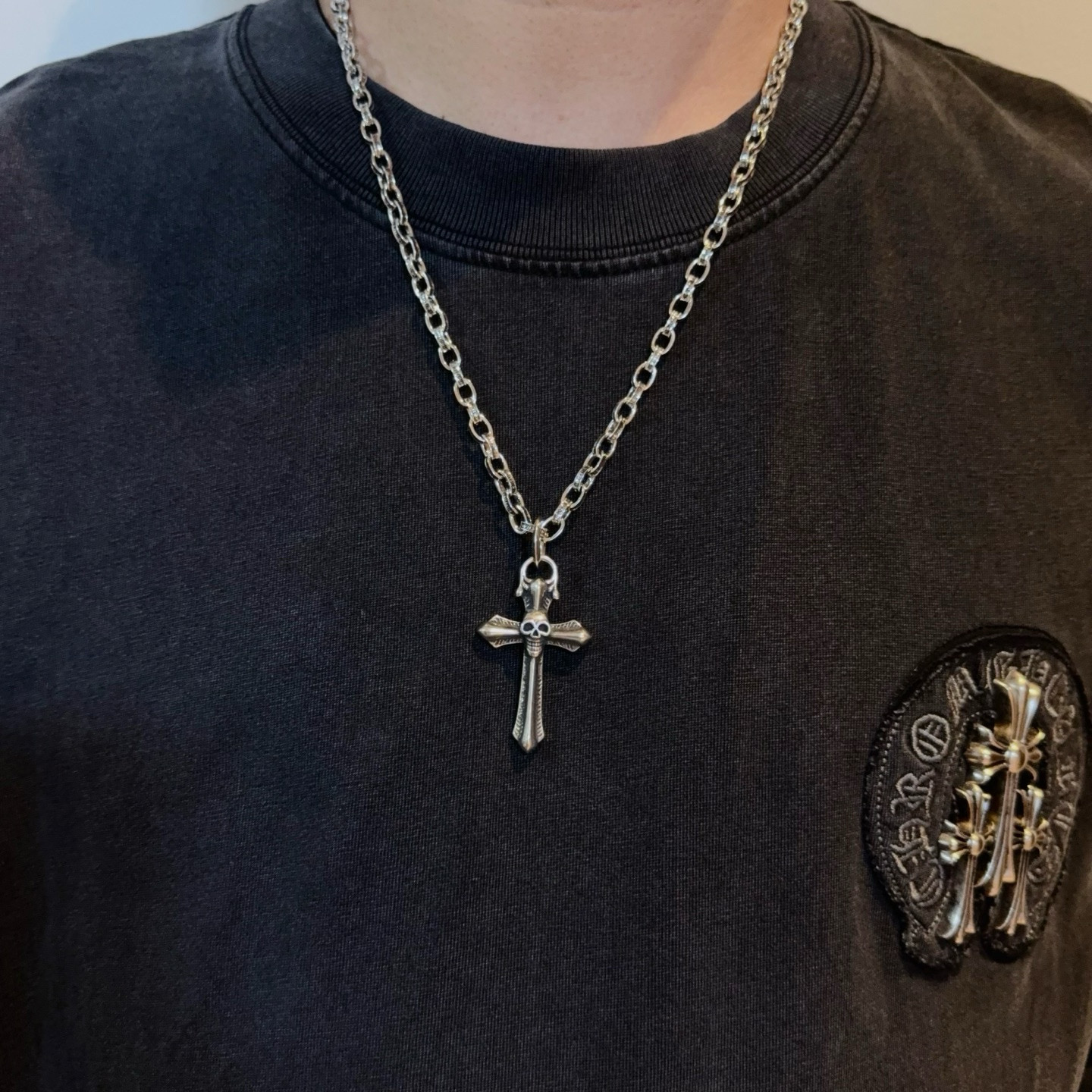 NO:704873,New [counter quality] Chrome Hearts letter necklace, skull cross pendant, concave and convex shapes with different pattern design styles, showing a distinctive cross and the Scout flower is the symbol of Chrome Hearts, so it is more durable. Genuine patterned Chrome Hearts distinguishes the ordinary light version in the market. Match the version and benchmark quality. Look at the printing details. The degree of retro gray oxidation. Seiko version!  !  !  Purely handmade ~ Authentic open mold fashion essentials. Can be worn by both men and women. Same style for couples. Official website original. Rock punk Thai silver style. Retro elements. Trendy and versatile!  , jewelry boutique, chrome hearts, chrome hearts, necklace19860909新款【专柜品质】Chrome Hearts克罗心字母项链 骷髅头十字架吊坠 凹凸造型不同的花纹设计风格 呈现出与众不同 十字架 童军花是克罗心的志 所以更经久不衰 正品打版Chrome Hearts克罗心 区别市场普通轻版 对版对标品质 看字印细节 复古做旧灰氧程度.精工版本！！！ 纯手工打造 ～正品开模潮流时尚必备 男女均可佩戴 情侣同款 官网原版 摇滚朋克泰银风格 复古元素 潮流百搭！,饰品精品,chrome hearts,chrome hearts,necklace,Jewelry