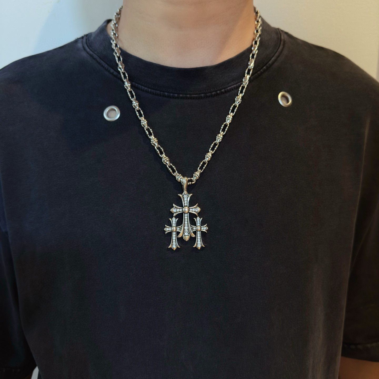 NO:704878,New [counter quality] Chrome Hearts retro rhombus buckle letter necklace, full diamond thirty cross pendant, different concave and convex shapes, different pattern design styles, showing distinctiveness. The cross scout flower is the symbol of Chrome Hearts, so it is more durable. The genuine pattern-printed Chrome Hearts Chrome Hearts necklace is different from the ordinary light version in the market. Match the version and benchmark quality. Look at the printing details. The degree of retro ash oxidation. Seiko version!  , jewelry boutique, chrome hearts, chrome hearts, necklace19860909新款【专柜品质】Chrome Hearts克罗心复古菱形扣字母项链 满钻三十十字架吊坠 凹凸造型不同的花纹设计风格呈现出与众不同 十字架童军花是克罗心的标志 所以更经久不衰 正品打版Chrome Hearts克罗心项链区别市场普通轻版 对版对标品质 看字印细节 复古做旧灰氧程度.精工版本！,饰品精品,chrome hearts,chrome hearts,necklace,Jewelry