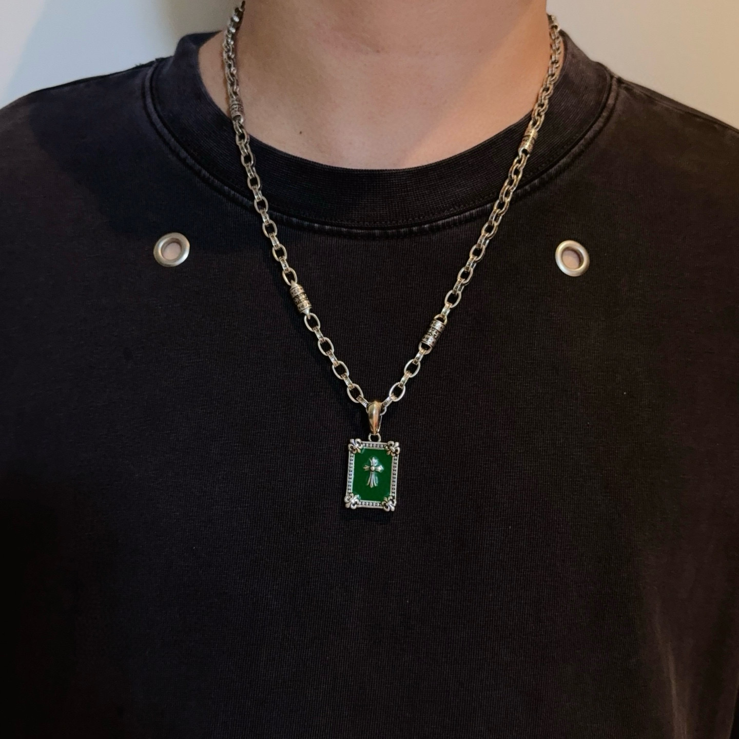 NO:704892,New [counter quality] Chrome Hearts Chrome Hearts Cross Flower Skull Necklace, Square Cross Pendant. The concave and convex shapes have different pattern design styles, showing a distinctive cross. The Scout flower is the symbol of Chrome Hearts, so it is more durable. Genuine pattern-printed Chrome Hearts Chrome Hearts is different from the ordinary light version in the market. Check the quality of the version. Look at the printing details. The degree of retro ash oxidation. Seiko version!  !  !  Purely handmade ~ Authentic open mold fashion essentials. Can be worn by both men and women. Same style for couples. Official website original. Rock punk Thai silver style. Retro elements. Trendy and versatile!  , jewelry boutique, chrome hearts, chrome hearts, necklace19860909新款【专柜品质】Chrome Hearts克罗心十字花骷髅头项链,方牌十字架吊坠 凹凸造型不同的花纹设计风格 呈现出与众不同 十字架 童军花是克罗心的志 所以更经久不衰 正品打版Chrome Hearts克罗心 区别市场普通轻版 对版对标品质 看字印细节 复古做旧灰氧程度.精工版本！！！ 纯手工打造 ～正品开模潮流时尚必备 男女均可佩戴 情侣同款 官网原版 摇滚朋克泰银风格 复古元素 潮流百搭！,饰品精品,chrome hearts,chrome hearts,necklace,Jewelry