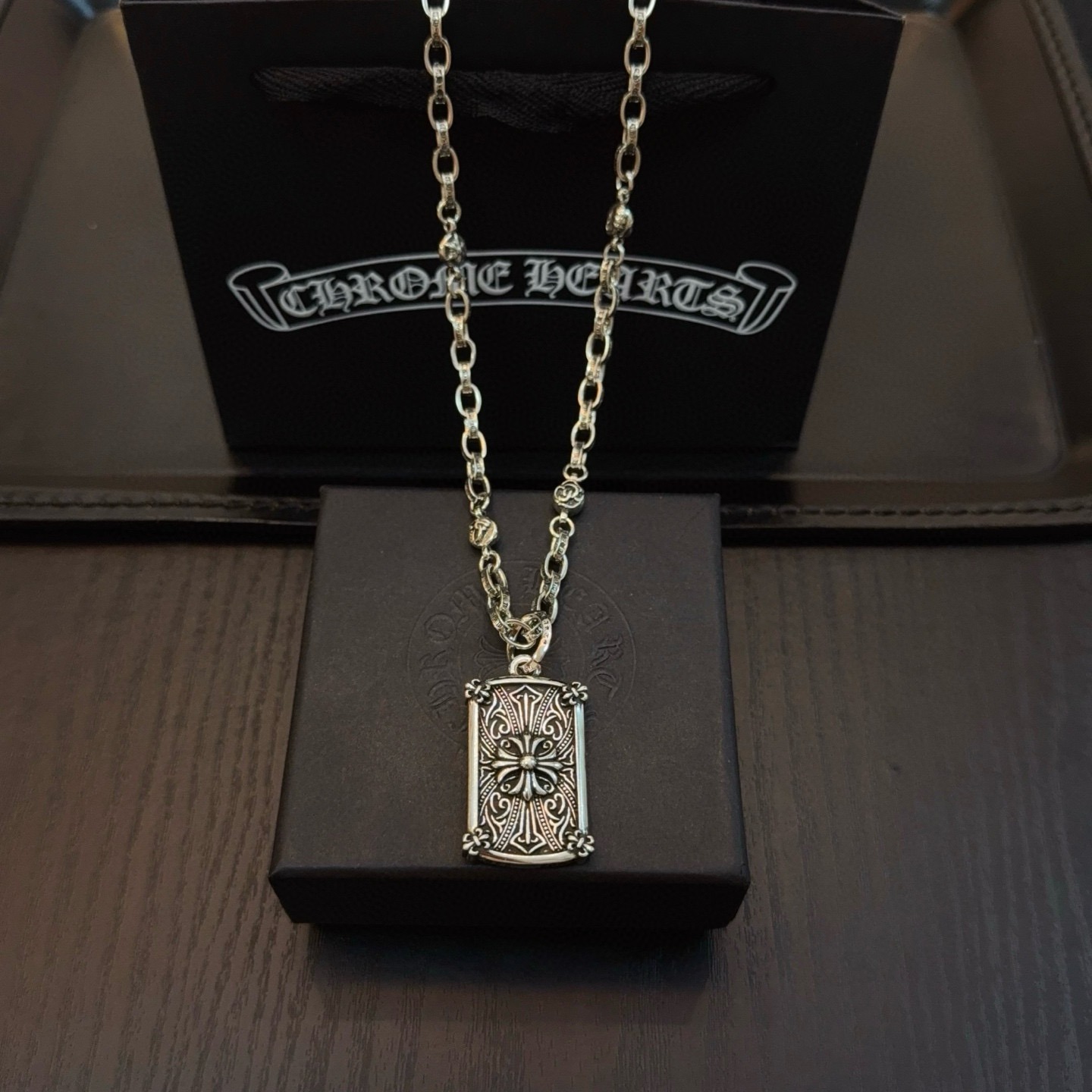 NO:704898,New [Counter Quality] Chrome Hearts Classic Retro Green Diamond Necklace, Square Cross Pendant. Concave and convex shapes with different pattern design styles, showing a distinctive cross. The Scout flower is the symbol of Chrome Hearts, so it is more durable. Authentic and pattern-printed Chrome Hearts distinguishes the ordinary light version in the market. Match the version and standard quality. Look at the printing details. The degree of retro ash oxidation. Seiko version!  !  !  Purely handmade ~ Authentic open mold fashion essentials. Can be worn by both men and women. Same style for couples. Official website original. Rock punk Thai silver style. Retro elements. Trendy and versatile!  , jewelry boutique, chrome hearts, chrome hearts, necklace19860909新款【专柜品质】Chrome Hearts克罗心经典复古绿钻项链,方牌十字架吊坠 凹凸造型不同的花纹设计风格 呈现出与众不同 十字架 童军花是克罗心的志 所以更经久不衰 正品打版Chrome Hearts克罗心 区别市场普通轻版 对版对标品质 看字印细节 复古做旧灰氧程度.精工版本！！！ 纯手工打造 ～正品开模潮流时尚必备 男女均可佩戴 情侣同款 官网原版 摇滚朋克泰银风格 复古元素 潮流百搭！,饰品精品,chrome hearts,chrome hearts,necklace,Jewelry