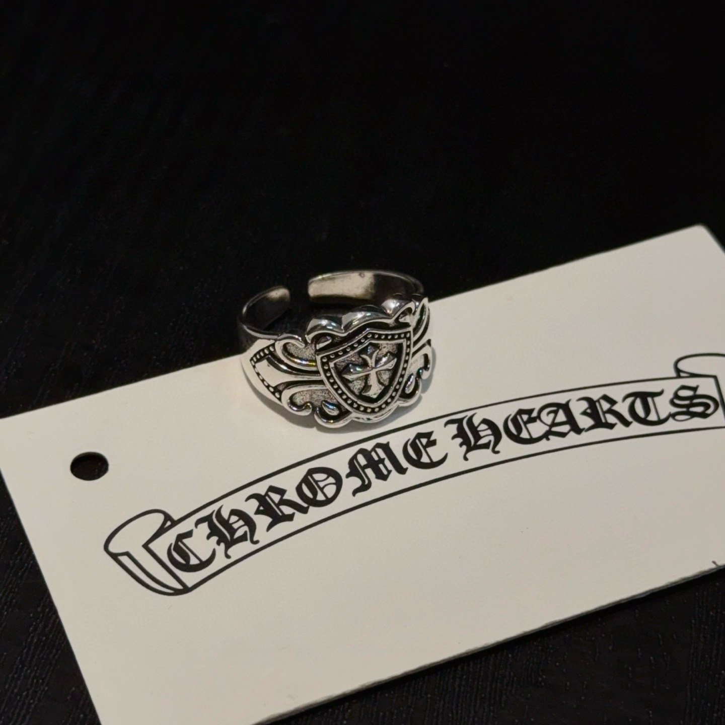 专柜品质】Chrome Hearts克罗心十字架戒指 凹凸造型不同的花纹设计风格呈现出与众不同 十字架童军花是克罗心的标志 所以更经久不衰 2