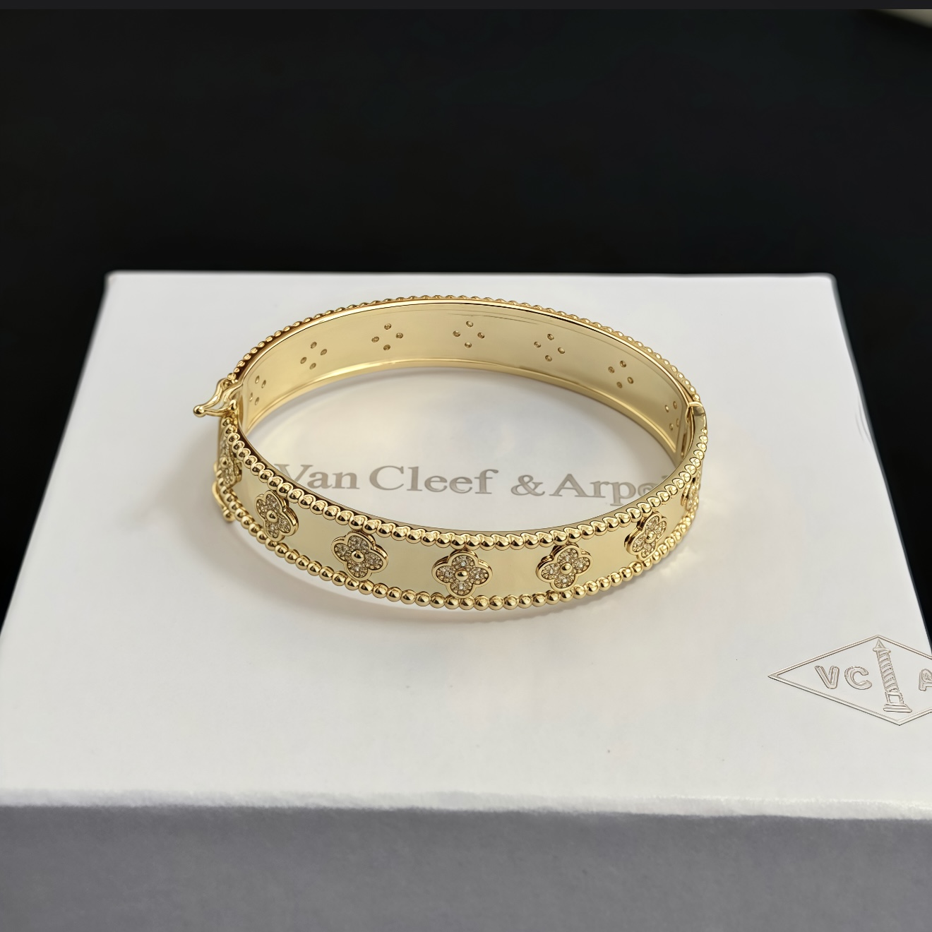 NO:705410,[Seiko original] VCA four-leaf clover Van Cleef & Arpels bracelet bracelet V gold level classic, same style as the official website, fashion trend, using multi-layered metal carving design to make the petals more three-dimensional, inlaid with full diamond technology, showing the feminine temperament, four-leaf clover lucky pattern, symbolizing luck and happiness, unique and romantic, integrating simple and harmonious lines with materials, polished and polished, showing nobility and elegance, fine jewelry, van cleef, bracelet, bracelet19860909〔精工原版〕VCA四叶草梵克雅宝手链手镯 V金等级 经典之作 官网同款 时尚潮流 采用多层次金属雕刻设计 使花瓣更立体 镶嵌满钻工艺 尽显女性柔美气质 四叶草幸运图案 象征幸运和幸福 独特又浪漫将简单和谐的线条与材质相融合 经过抛光和打磨 彰显高贵优雅,饰品精品,van cleef,bracelet,bracelet,Jewelry