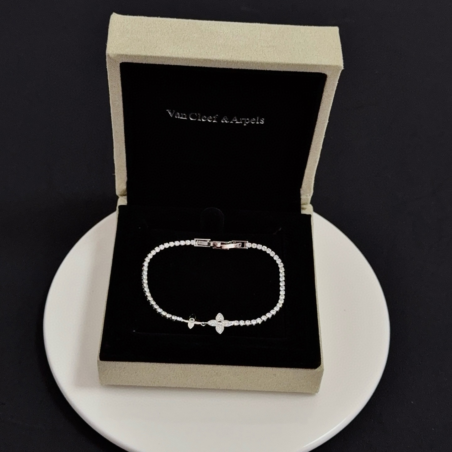 Van Cleef Arpels Pulseira de tênis com trevo de quatro folhas e diamante em ouro branco com pedras de diamante transparentes 17 cm