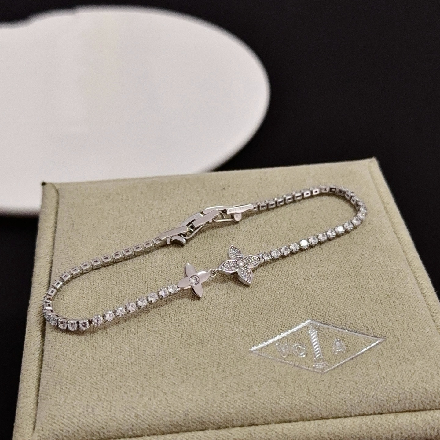 Van Cleef Arpels Pulseira de tênis com trevo de quatro folhas e diamante em ouro branco com pedras de diamante transparentes 17 cm