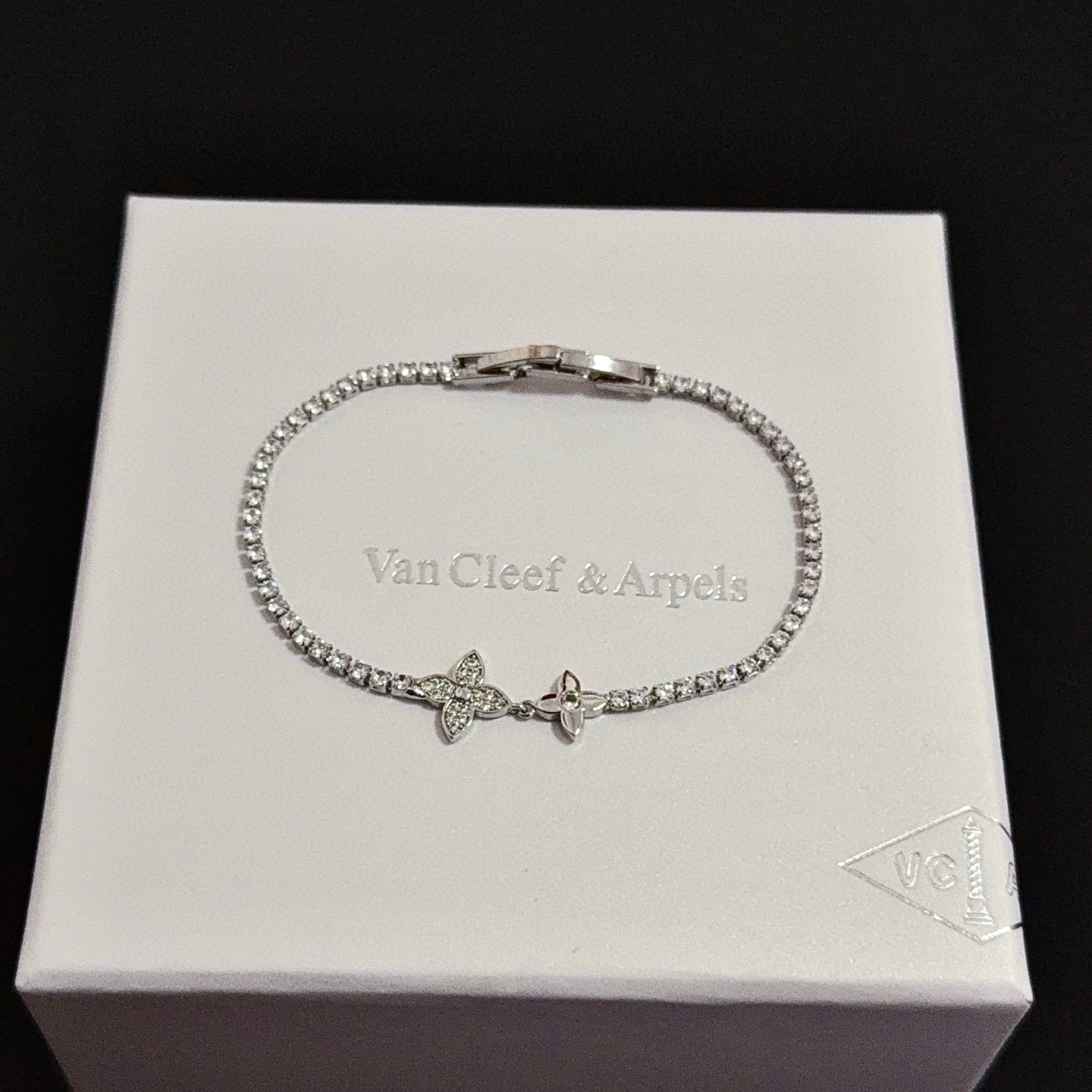 NO:705412,[SEIKO Original] Christmas Hot VCA Four-leaf Clover Van Cleef & Arpels Bracelet V Gold Level Classic Work Same as Official Website Fashion Trend Multi-layered metal carving design makes the petals more three-dimensional. Inlaid with diamonds, it shows the feminine temperament [Gift] Four-leaf clover lucky pattern symbolizes luck and happiness. Unique and romantic, blending simple and harmonious lines with materials. Polished and polished to show nobility and elegance [Celebration] [Celebration], boutique jewelry, van  cleef,bracelet19860909〔精工原版〕圣诞爆款 VCA四叶草梵克雅宝手链 V金等级 经典之作 官网同款 时尚潮流 采用多层次金属雕刻设计 使花瓣更立体 镶嵌满钻工艺 尽显女性柔美气质[礼物] 四叶草幸运图案 象征幸运和幸福 独特又浪漫将简单和谐的线条与材质相融合 经过抛光和打磨 彰显高贵优雅[庆祝][庆祝],饰品精品,van cleef,bracelet,Jewelry