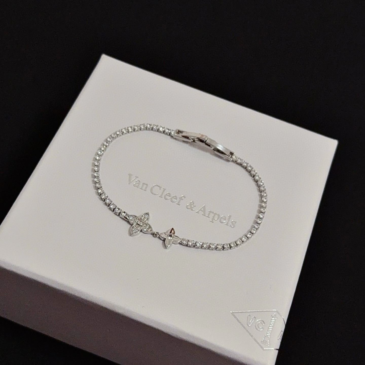 Van Cleef Arpels Pulseira de tênis com trevo de quatro folhas e diamante em ouro branco com pedras de diamante transparentes 17 cm