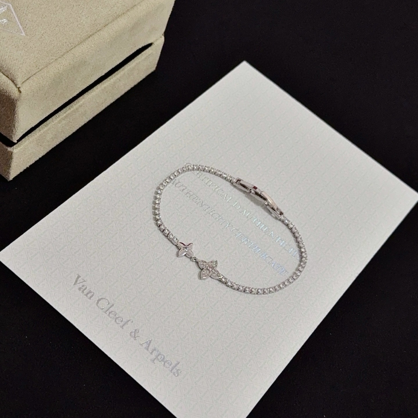 Van Cleef Arpels Pulseira de tênis com trevo de quatro folhas e diamante em ouro branco com pedras de diamante transparentes 17 cm