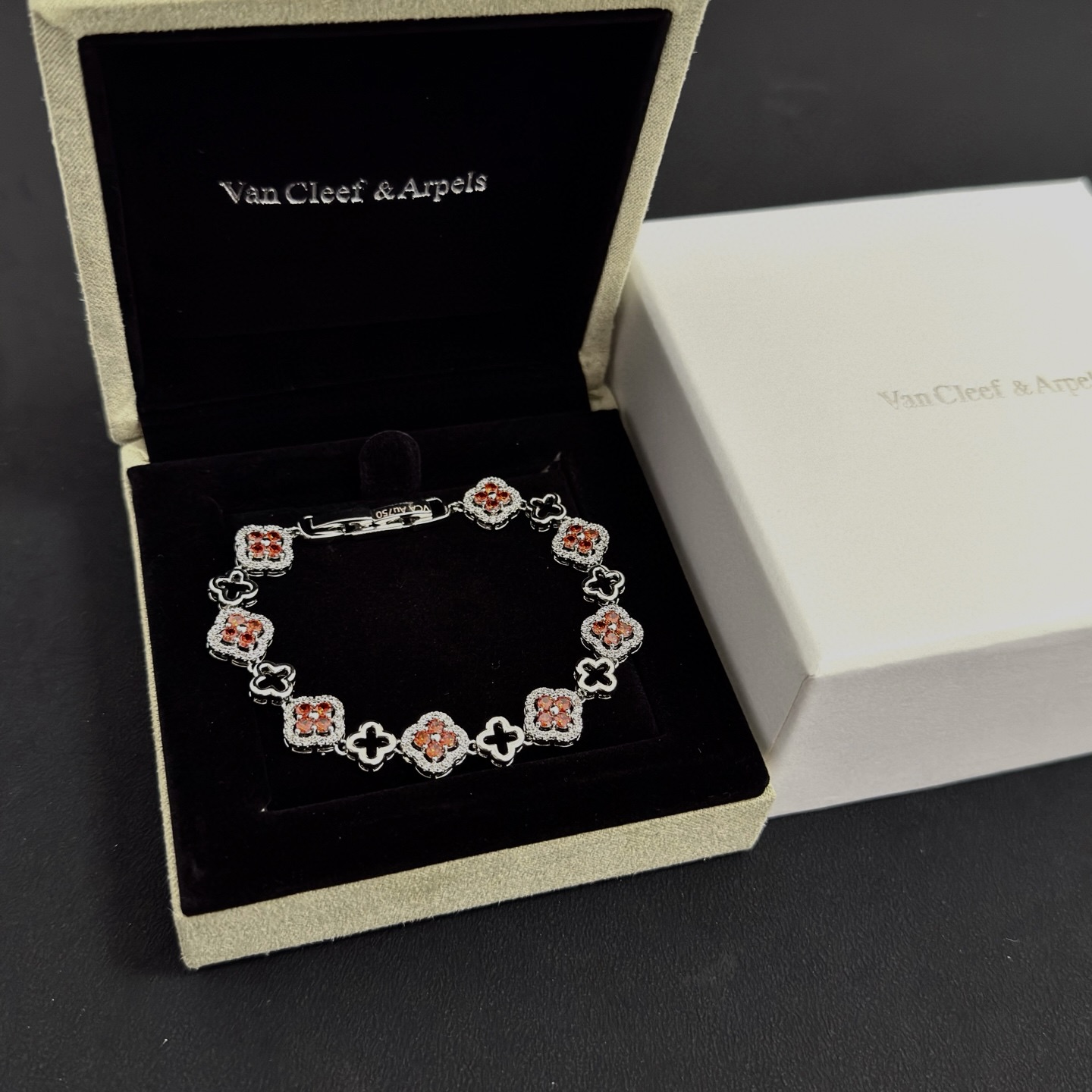 Pulseira Van Cleef Arpels Alhambra em metal prateado com pedras vermelhas e detalhes em diamante branco 18 cm