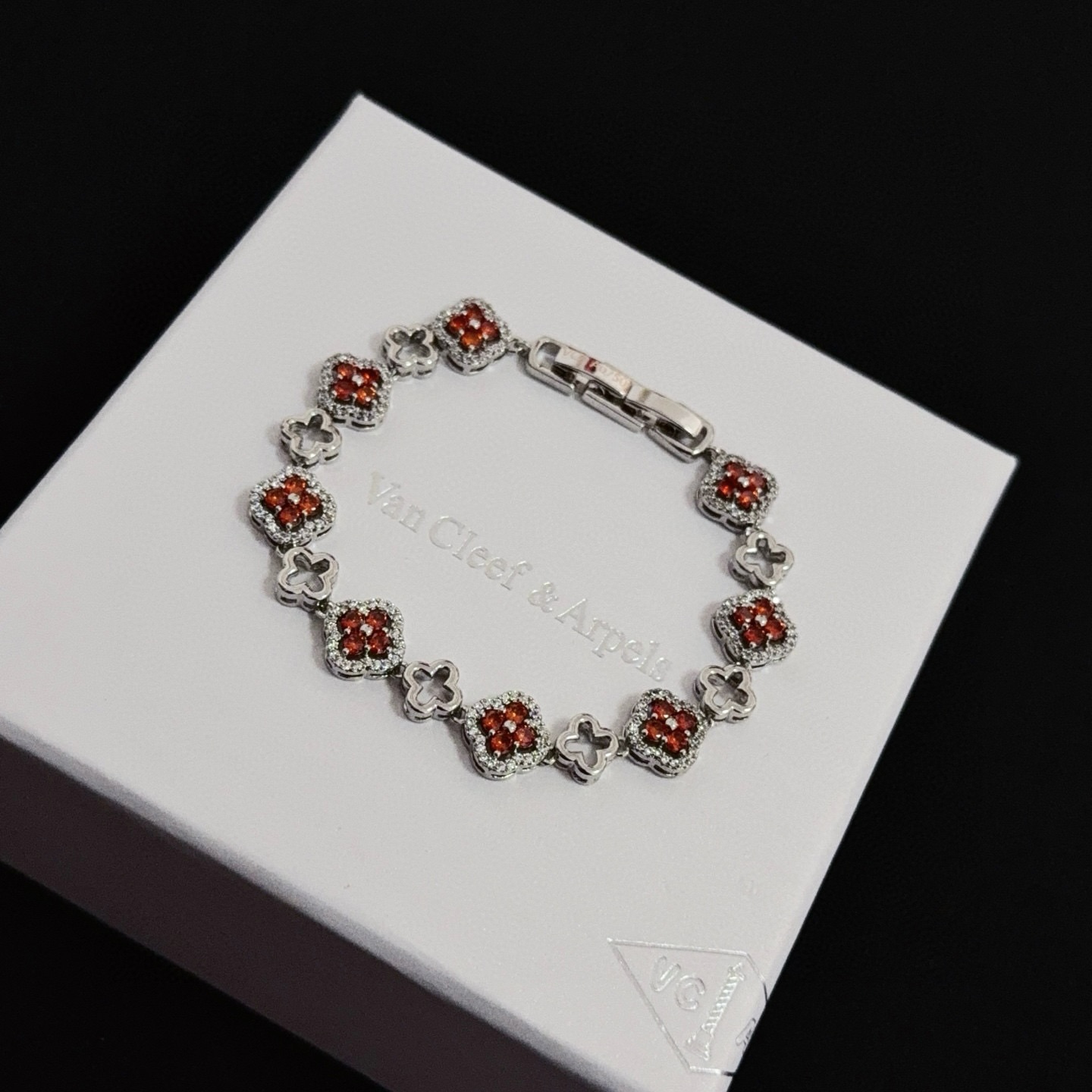 Pulseira Van Cleef Arpels Alhambra em metal prateado com pedras vermelhas e detalhes em diamante branco 18 cm