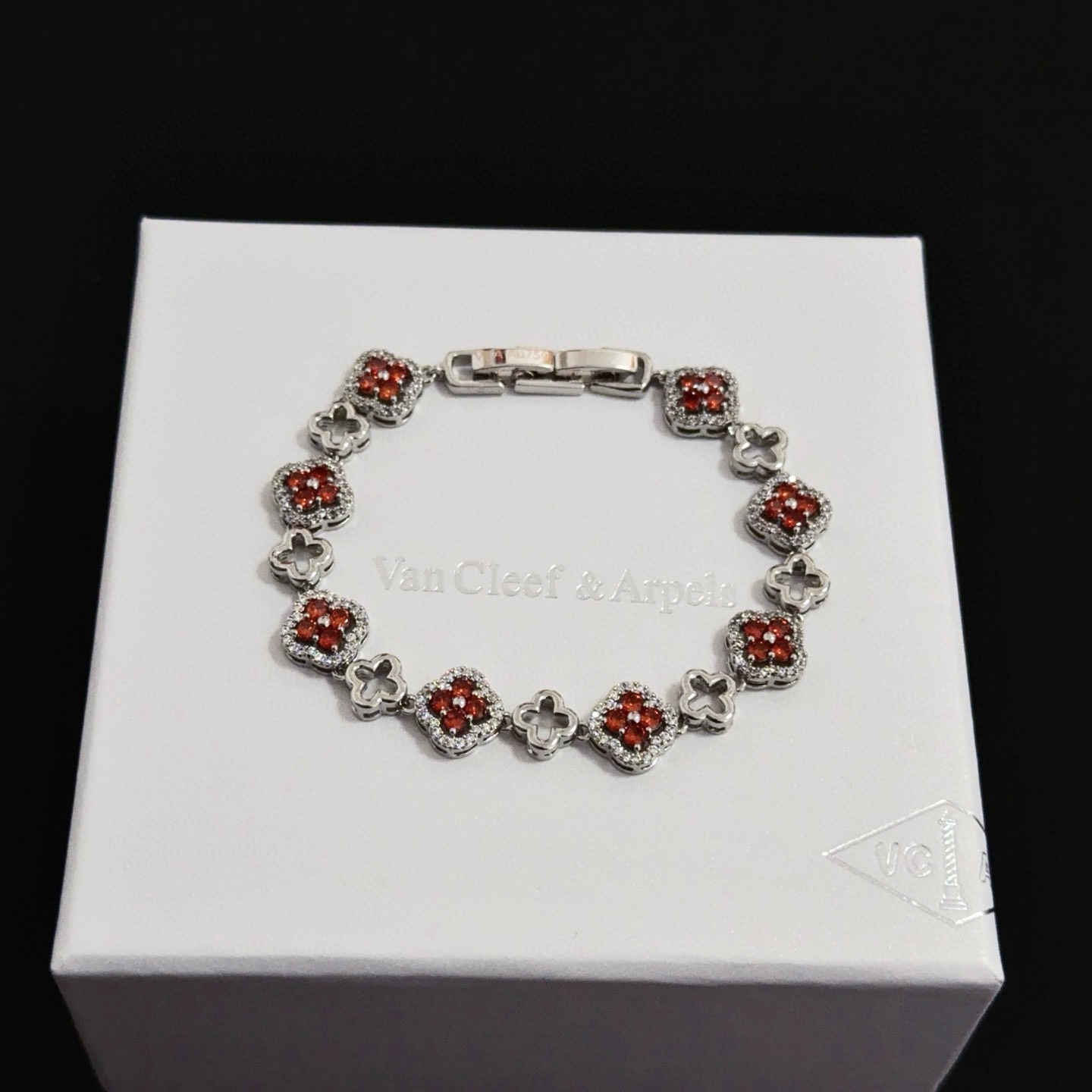 Pulseira Van Cleef Arpels Alhambra em metal prateado com pedras vermelhas e detalhes em diamante branco 18 cm