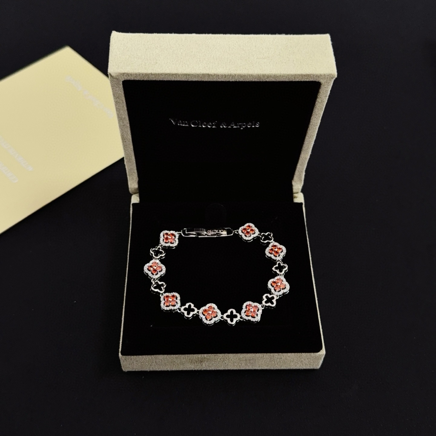 Pulseira Van Cleef Arpels Alhambra em metal prateado com pedras vermelhas e detalhes em diamante branco 18 cm