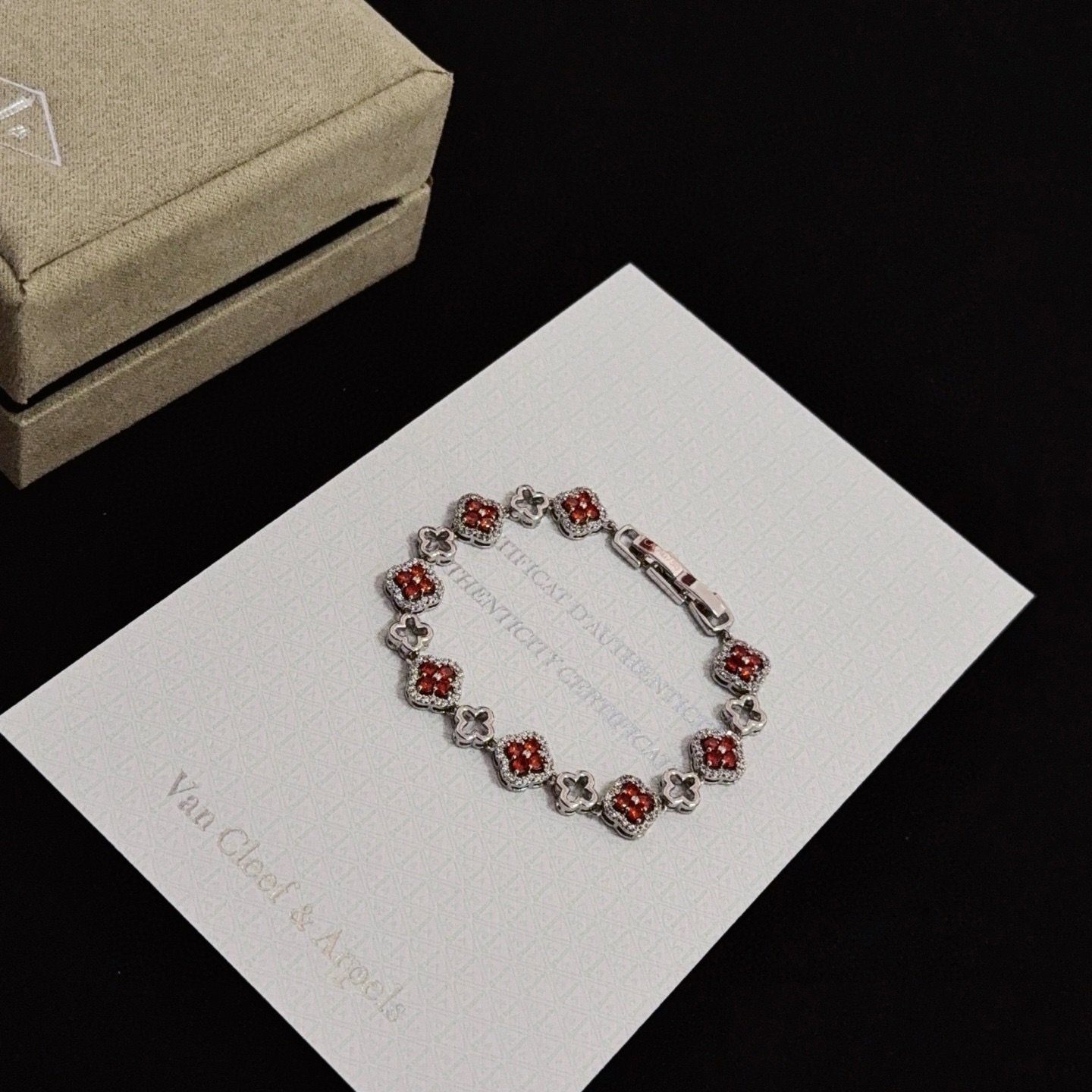 Pulseira Van Cleef Arpels Alhambra em metal prateado com pedras vermelhas e detalhes em diamante branco 18 cm