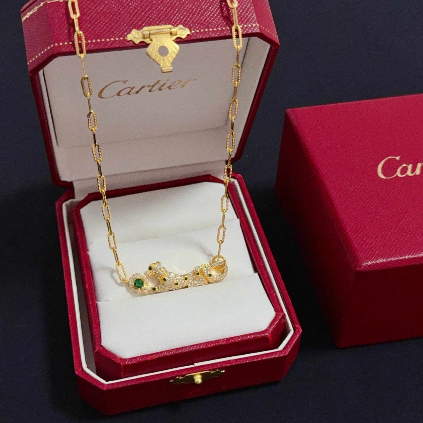 NO:705428,Cartier diamond-encrusted cheetah necklace. High-end customized version. Diamond-encrusted craftsmanship. V gold material. Classic and fashionable style. Reconstruct the aesthetics of love with sharp lines!  Breaking the rules, the diamond-encrusted design actually achieves the ceiling of high-end sense - no need for flashy accumulation, love should be as pure as ever. Cartier is loved by many celebrities and Internet celebrities. The Leopard series bracelet is absolutely an eternal classic, and it is not limited to men and women, and there is no age limit!  Wear it and you will be the center of attention!  , jewelry boutique,cartier,necklace,bracelet19860909卡地亚镶钻猎豹项链 高端定制版本 镶嵌钻工艺 V金材质 经典而时尚风格 用凌厉线条重构爱情美学！打破常规,镶嵌钻设计反而成就高级感天花板——无需浮华堆砌,爱本应纯粹如初 卡地亚受众多明星网红的爱戴 豹子系列手镯 绝对是永恒经典 而且男女不限 年龄不限 ！戴上它你就是焦点！,饰品精品,cartier,necklace,bracelet,Jewelry