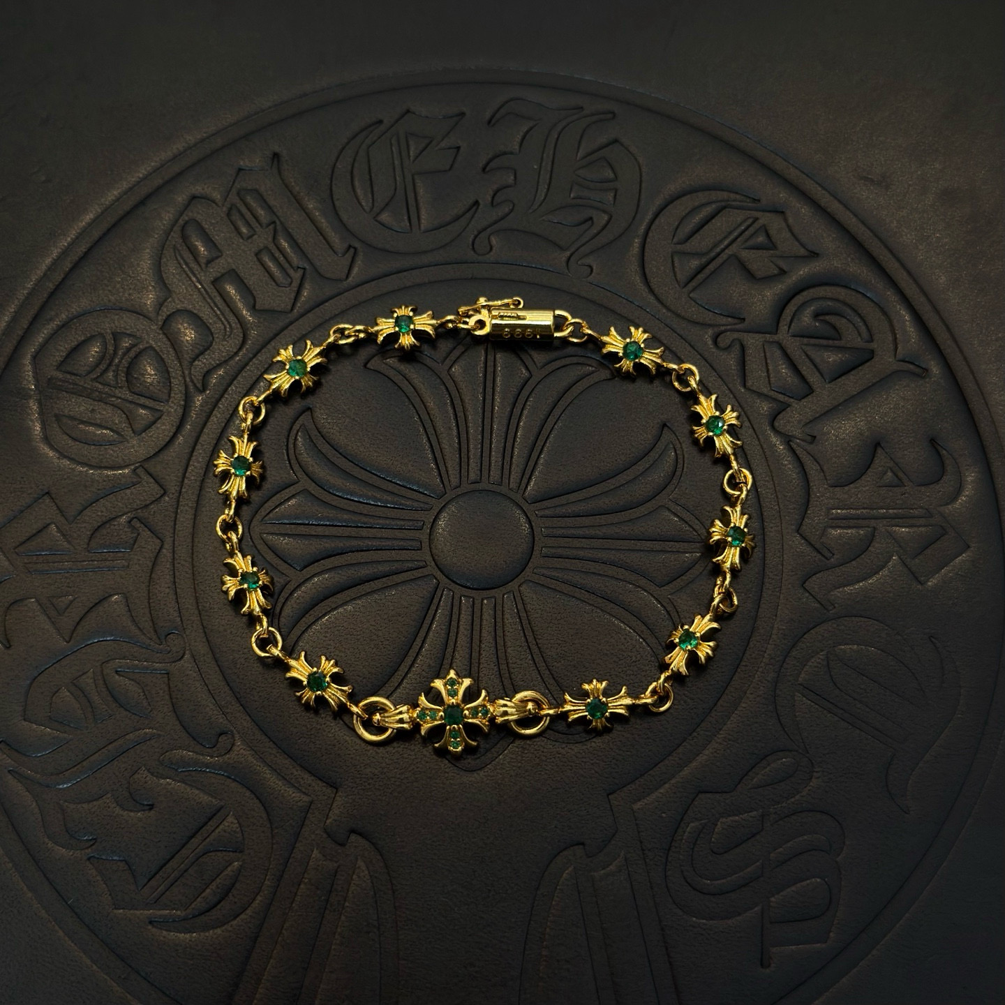 NO:704948,New [counter quality] Chrome Hearts gold green diamond cross bracelet. The concave and convex shapes have different pattern design styles, showing a distinctive cross. The Scout flower is the symbol of Chrome Hearts, so it is more durable. Genuine pattern-printed Chrome Hearts distinguishes the ordinary light version in the market. Match the version and benchmark quality. Look at the printing details. The degree of retro gray oxidation. Seiko version!  !  !  Purely handmade ~ Authentic open mold fashion essentials. Can be worn by both men and women. Same style for couples. Official website original. Rock punk Thai silver style. Retro elements. Trendy and versatile!  , jewelry boutique, chrome hearts, chrome hearts, bracelet, gold19860909新款【专柜品质】Chrome Hearts克罗心黄金色绿钻十字架手链 凹凸造型不同的花纹设计风格 呈现出与众不同 十字架 童军花是克罗心的志 所以更经久不衰 正品打版Chrome Hearts克罗心 区别市场普通轻版 对版对标品质 看字印细节 复古做旧灰氧程度.精工版本！！！ 纯手工打造 ～正品开模潮流时尚必备 男女均可佩戴 情侣同款 官网原版 摇滚朋克泰银风格 复古元素 潮流百搭！,饰品精品,chrome hearts,chrome hearts,bracelet,gold,Jewelry