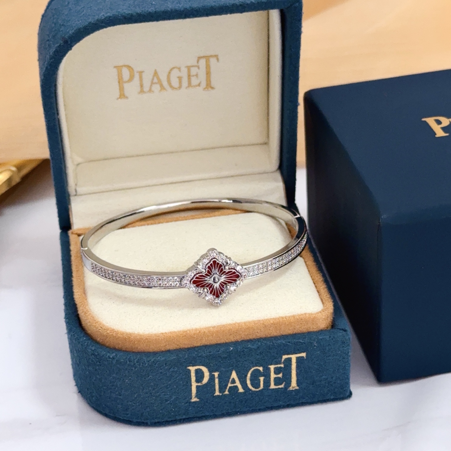 NO:705441,Piaget bracelet, high-end customized version, inlaid with diamonds, made of V gold material, showing luxury in every detail. The metal texture and texture complement each other, shining under the light, reflecting the luxury and elegance. Whether it is a business occasion or a sweet date, it can highlight the delicacy and elegance~ It is so beautiful to get it, it is definitely your dream bracelet., jewelry boutique, Piaget, bracelet19860909Piaget伯爵手镯, 高端定制版本 镶嵌钻工艺 ,V金材质 ,细节处尽显奢华.金属质感与纹理相互映衬,光线之下,熠熠生辉,体现了奢华与典雅的气质.无论是商务场合还是甜蜜约会都能凸显精致和优雅~上手都太美了,绝对是你的梦中情镯.,饰品精品,piaget,bracelet,Jewelry