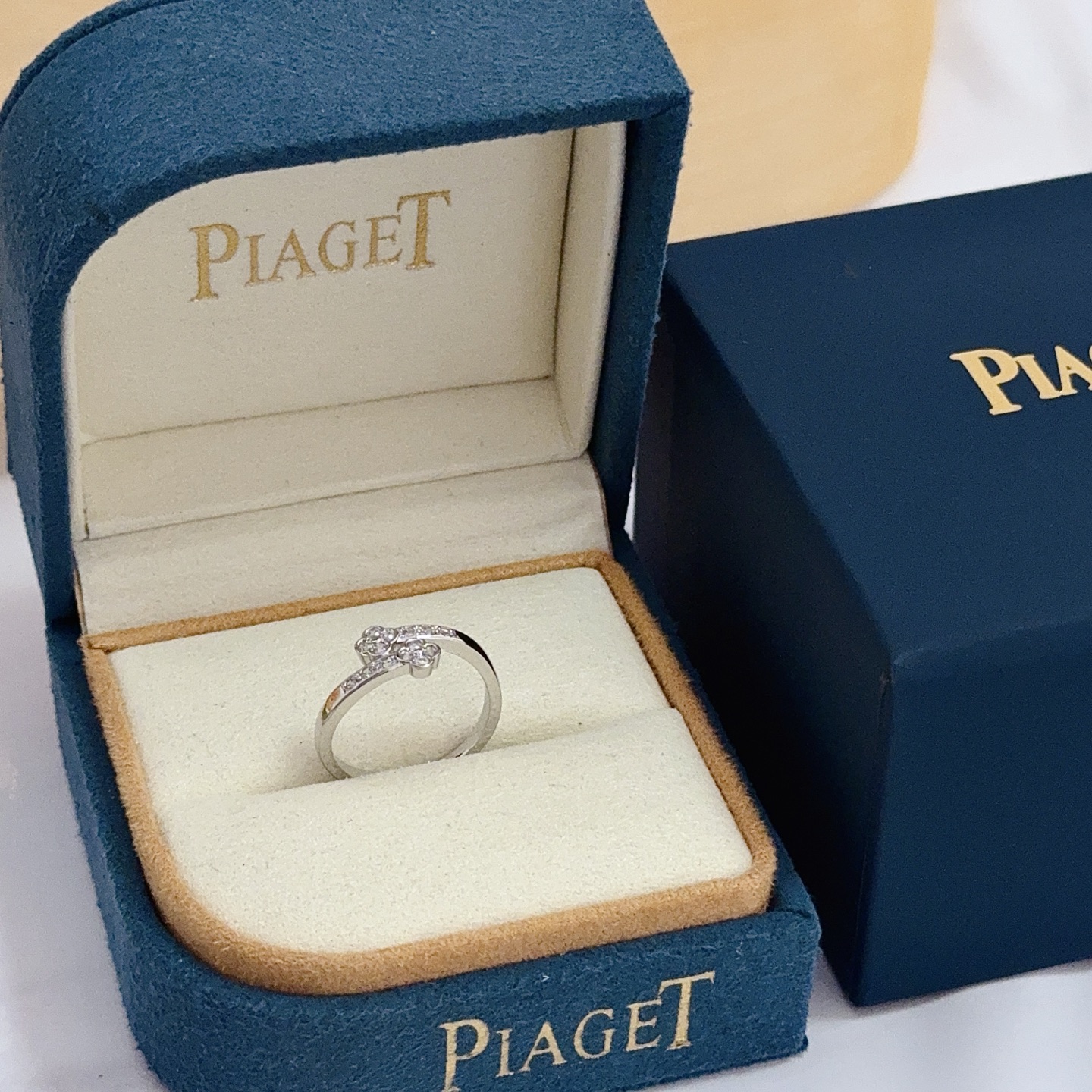 NO:705447,Piaget ring, high-end customized version, inlaid with diamonds, made of V gold, showing luxury in every detail. The metal texture and texture complement each other, shining under the light, reflecting the luxury and elegance., jewelry boutique, Piaget, ring19860909Piaget伯爵戒指,高端定制版本 镶嵌钻工艺 ,V金材质 ,细节处尽显奢华.金属质感与纹理相互映衬,光线之下,熠熠生辉,体现了奢华与典雅的气质.,饰品精品,piaget,ring,Jewelry